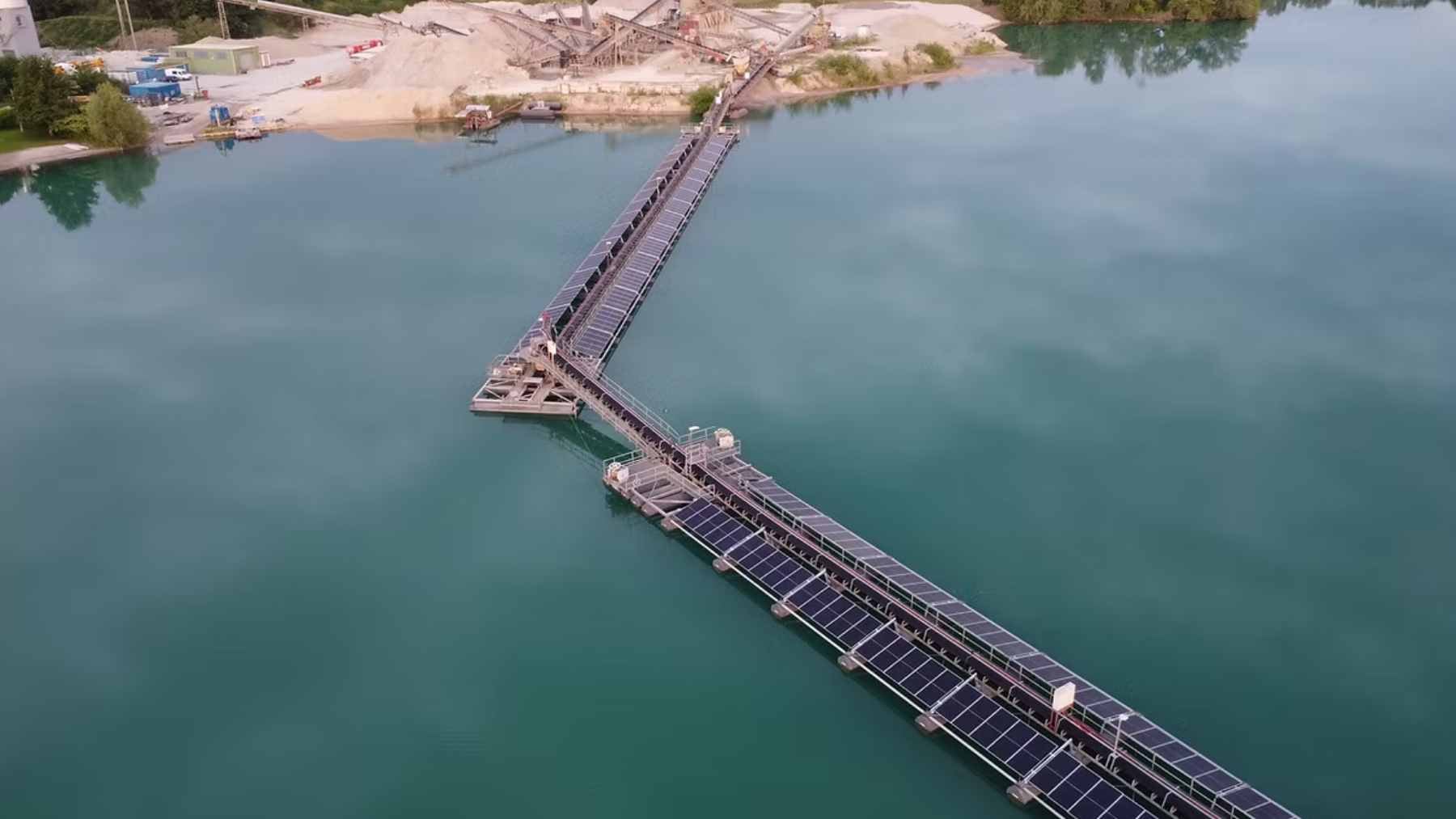 Vertical bifacial solar panels installed on a floating platform at the Jais gravel pit lake in Bavaria.