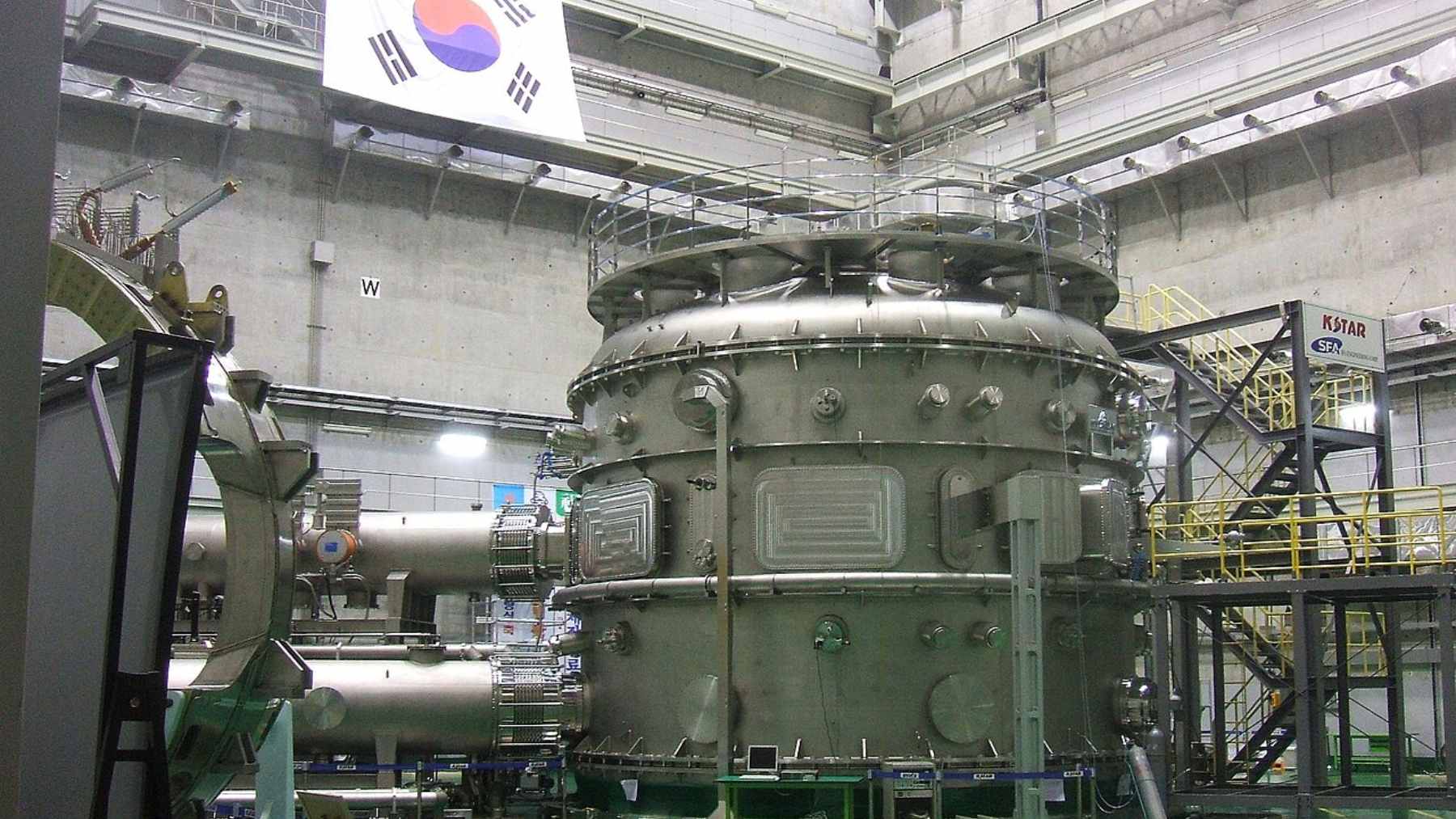 South Korea kept an artificial sun alive for 102 seconds, and the strange part is how close it came to beating physics 1 Scientists at the KSTAR control center monitoring plasma data during the record-breaking 102-second fusion experiment.