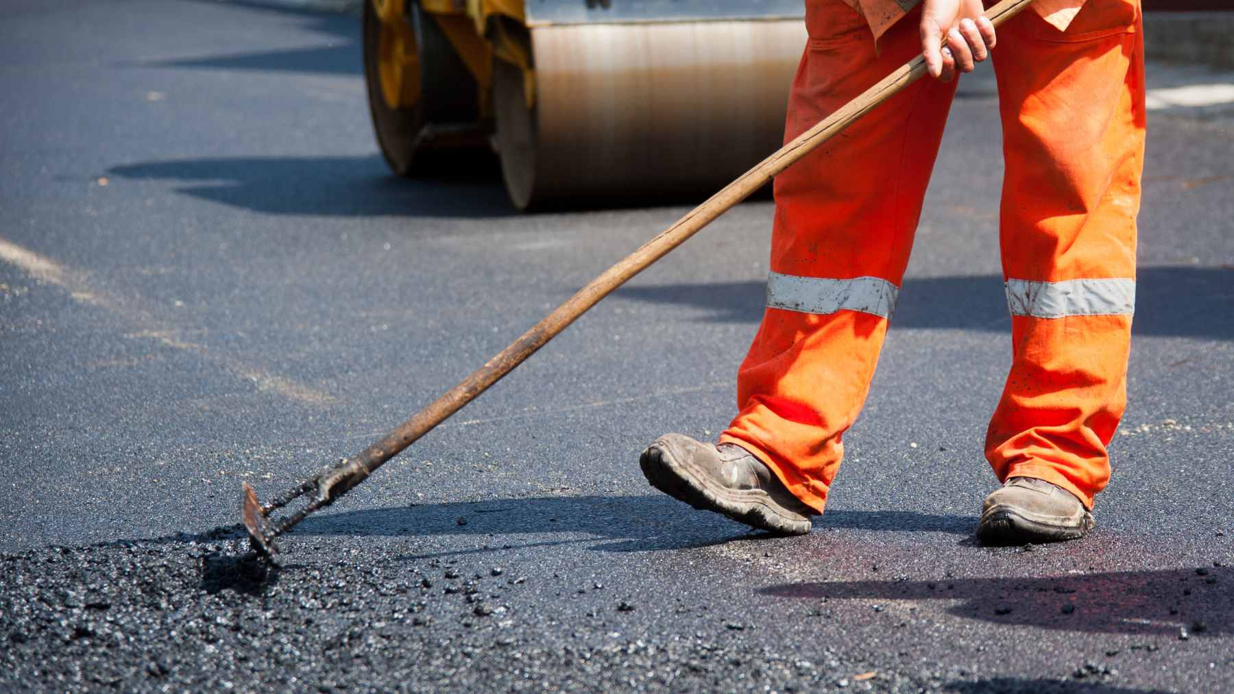 Construction equipment laying a sustainable rubberized asphalt mixture containing sugarcane bagasse ash on Brazil's BR-158 highway.