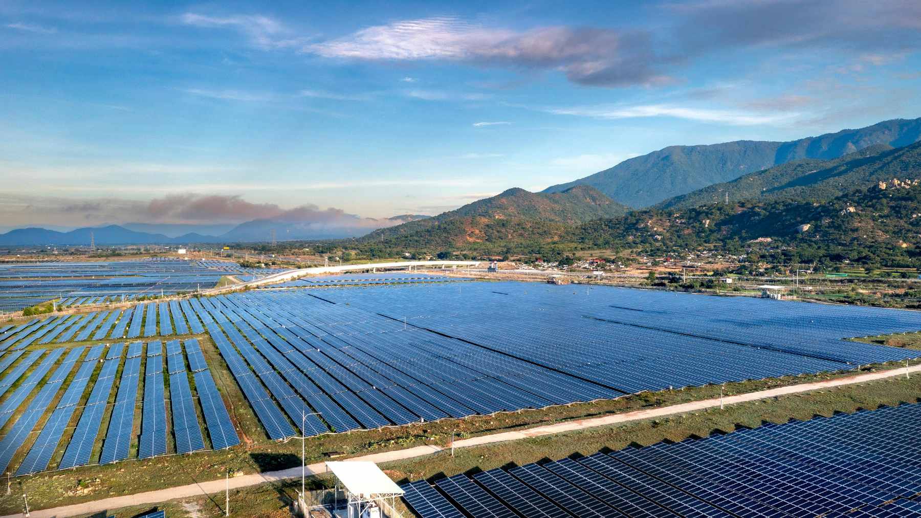 A swine nursery barn in northern Italy equipped with rooftop photovoltaic thermal collectors integrated with an underground geothermal storage field.