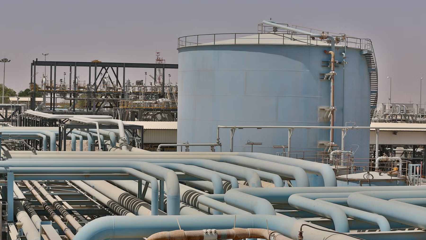 The secret behind the Persian Gulf’s insane amount of oil is hidden in these mountains, and the system still works like a factory 1 A satellite view of the Zagros Mountain range in Iran, demonstrating the folding geology that traps vast underground oil reserves.