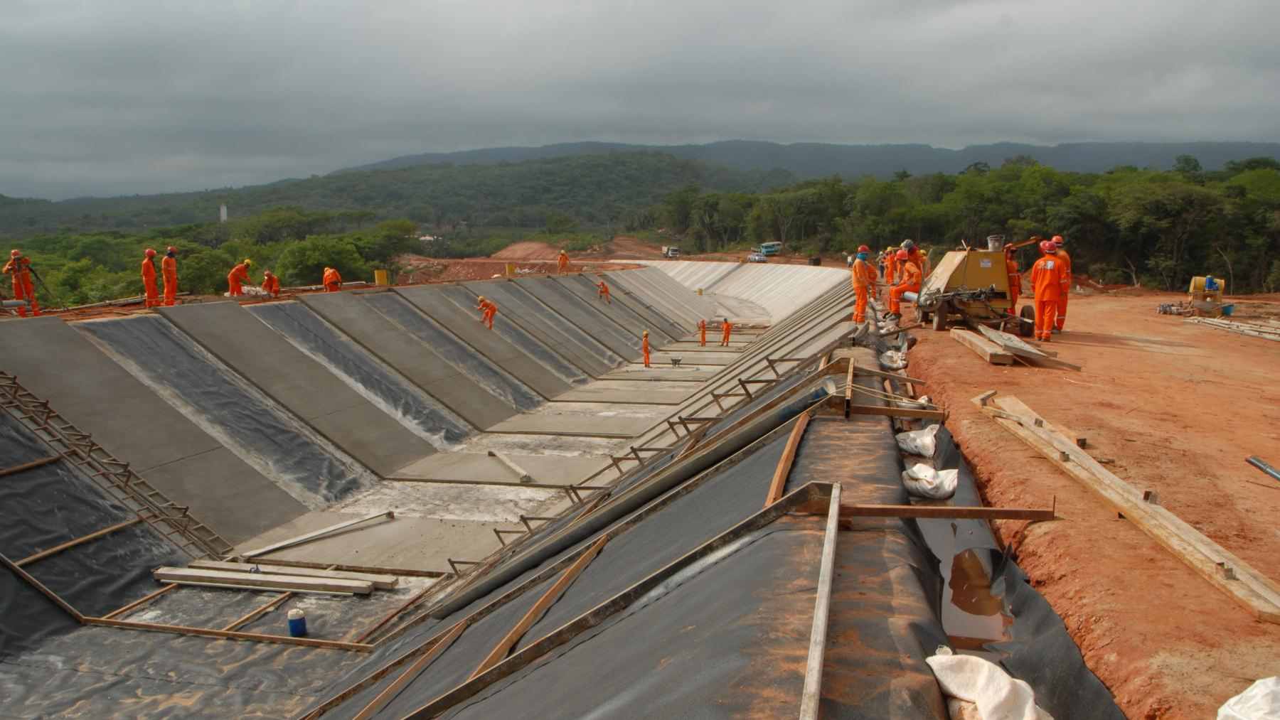 Construction of the Ceará Water Belt, showing a massive concrete gravity-fed channel stretching through a semi-arid landscape.