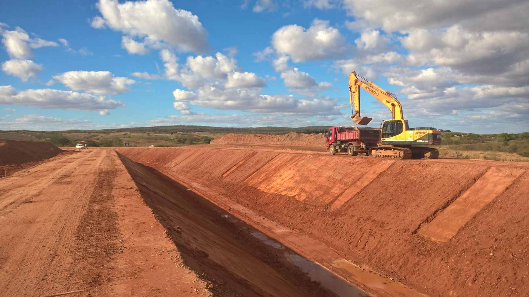 Construction of the Ceará Water Belt, showing a massive concrete gravity-fed channel stretching through a semi-arid landscape.