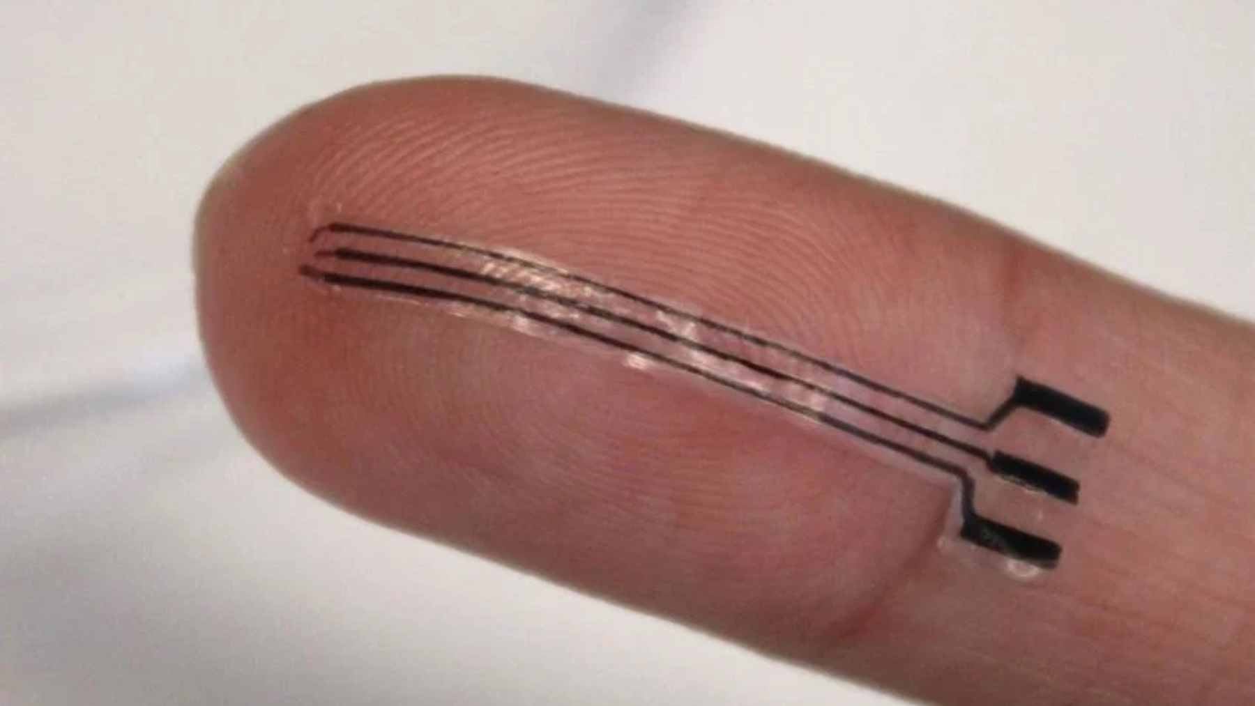 Penn State tested CaroFlex, a soft 3D-printed implant that attaches to the carotid artery without stitches to lower blood pressure by stimulating the baroreflex, and the key detail is that early tests in rats showed average reductions above 15% across multiple modes 1 Close-up of the 3D-printed, flexible CaroFlex hydrogel implant designed to attach to a carotid artery for blood pressure regulation.