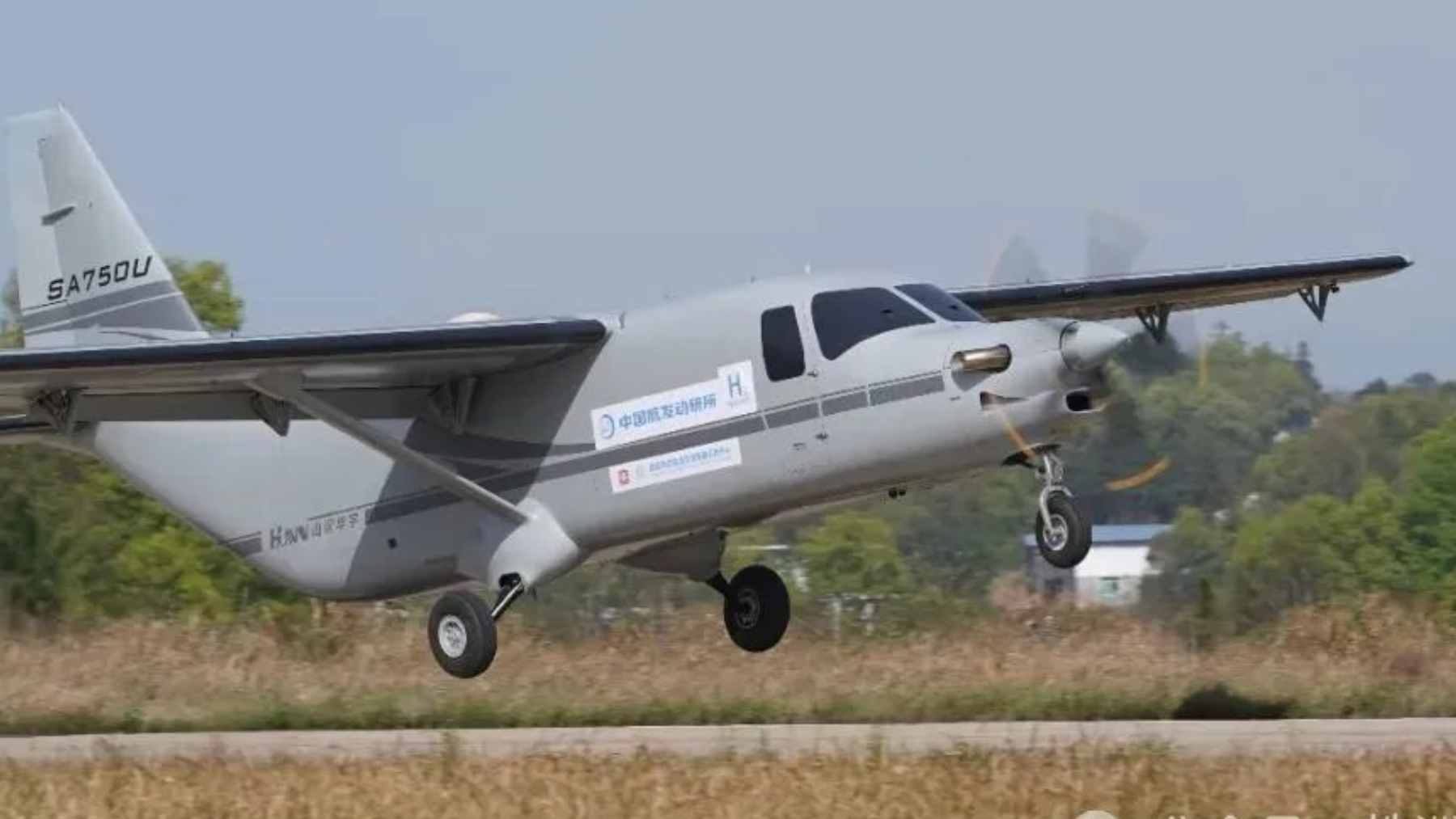 The AEP100 hydrogen-fueled turboprop engine mounted on a W5000 unmanned cargo aircraft during its maiden flight in Zhuzhou.