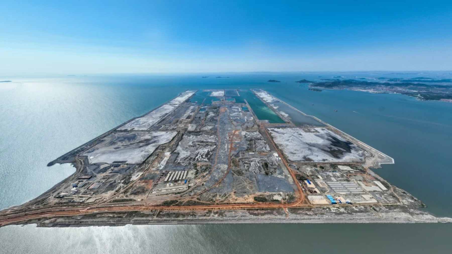 China turns the sea into airport land, and the floating runway project makes normal coastal expansion look outdated 1 Aerial view showing the construction progress of the Dalian Jinzhouwan International Airport on reclaimed land in Jinzhou Bay.
