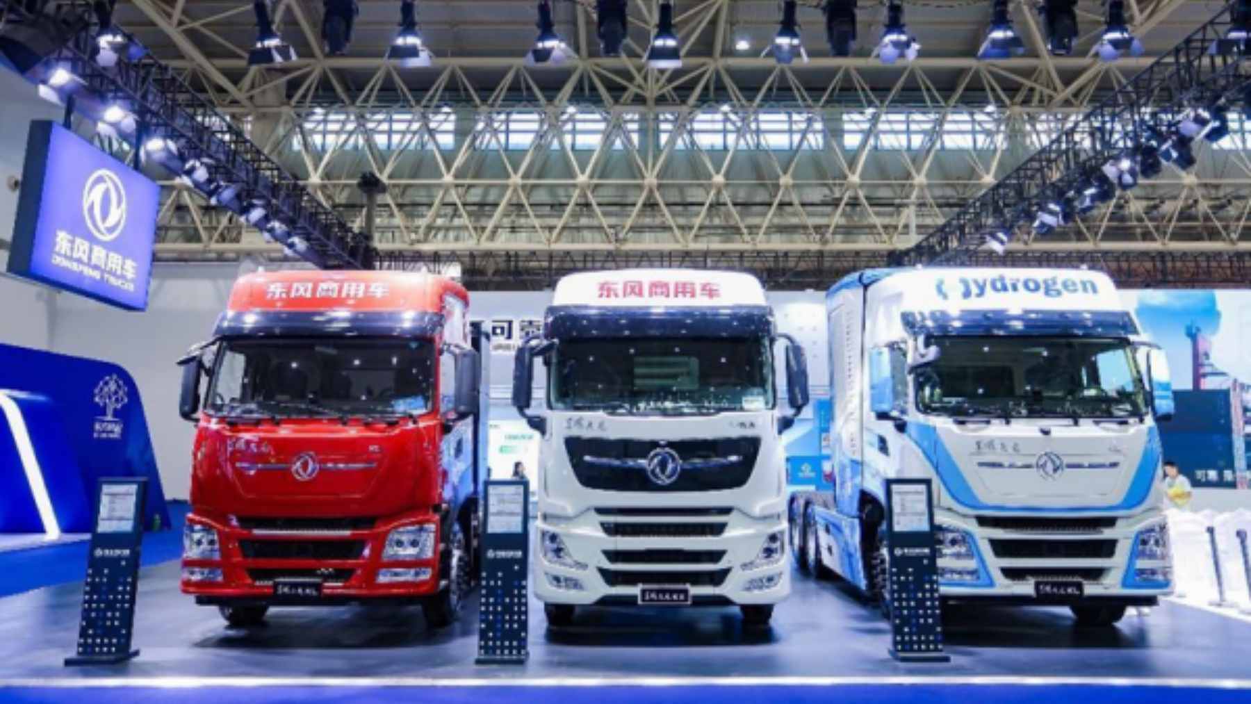 China’s 49-ton hydrogen truck refuels in 15 minutes, runs 1,060 miles, and turns long-haul freight into a fuel-cell race 1 A heavy-duty Dongfeng hydrogen fuel-cell truck parked at a modern refueling station, highlighting its potential for long-haul logistics.
