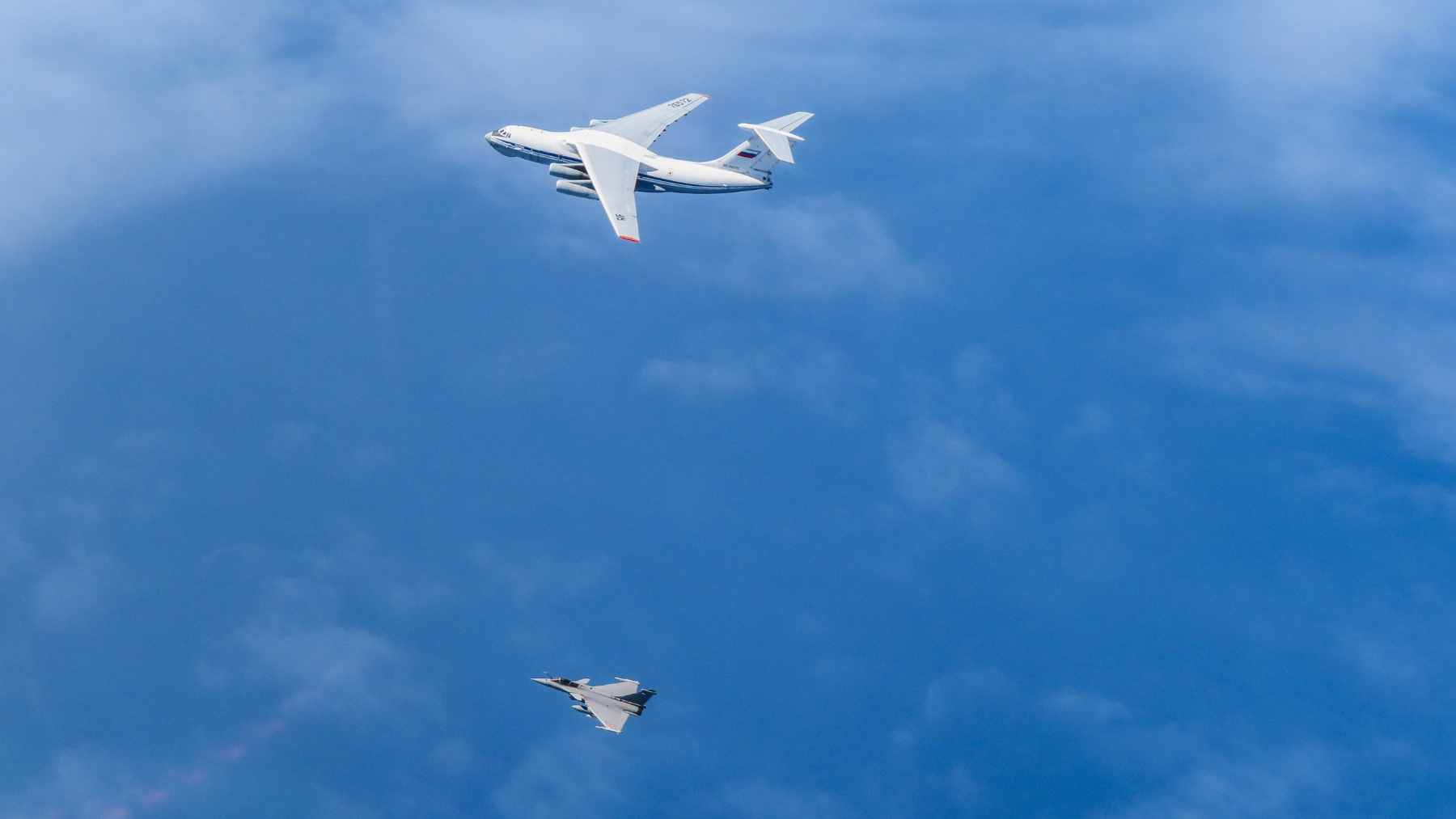 Two French Rafales intercept Russian military aircraft over the Baltics, and the mission shows how quickly NATO’s warning line is moving 1 French Rafale and Swedish Gripen fighter jets flying in formation during a NATO Baltic Air Policing interception mission.