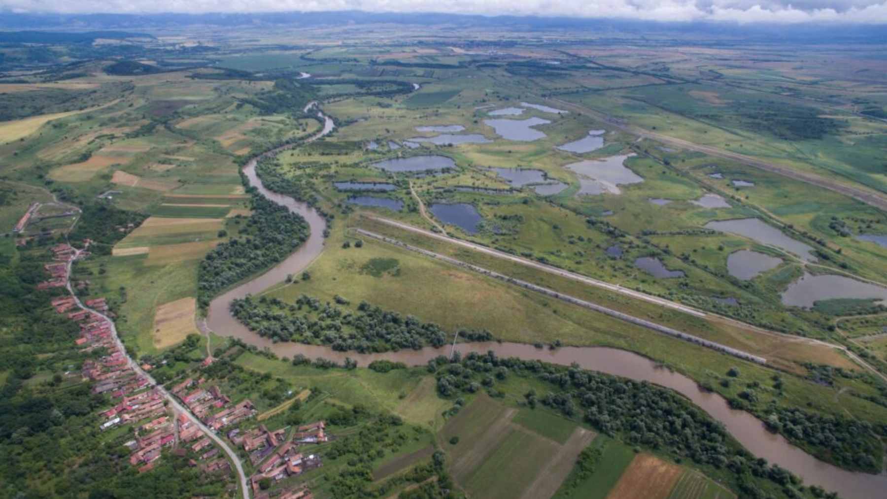 Floating solar panels installed on a hydropower reservoir in Romania, representing Hidroelectrica's hybrid energy initiative.