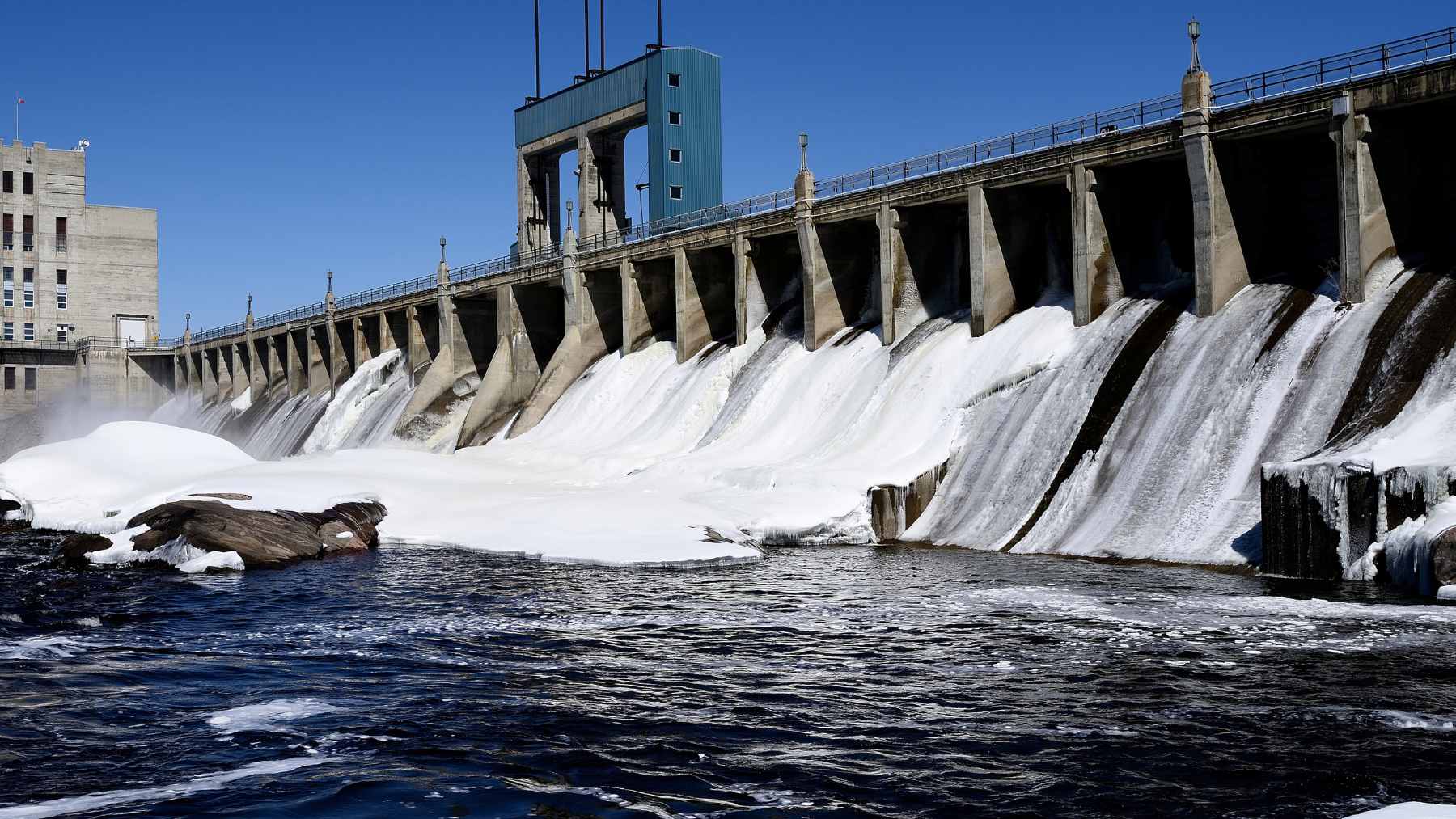 Floating solar panels installed on a hydropower reservoir in Romania, representing Hidroelectrica's hybrid energy initiative.