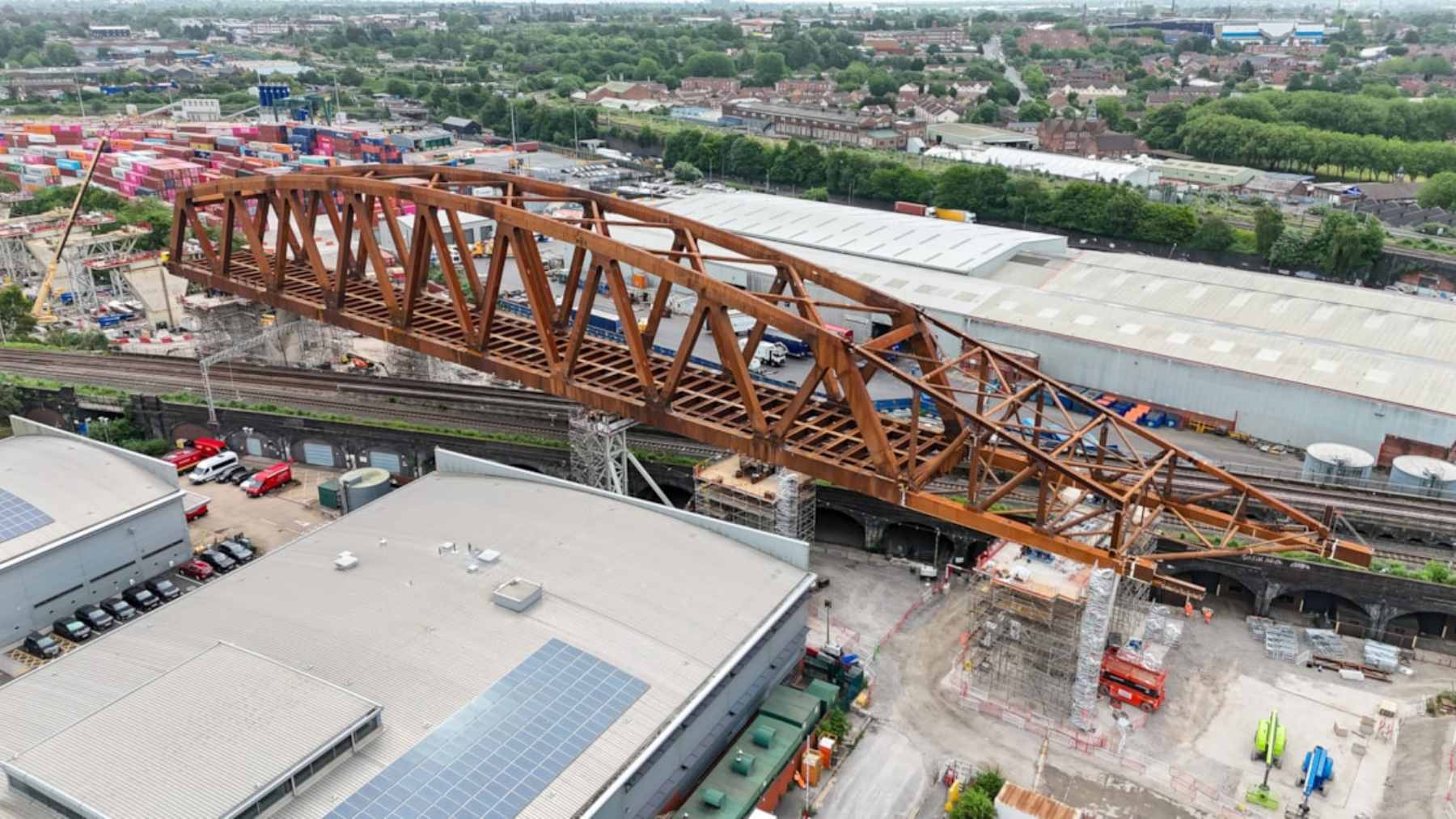HS2 finally slides a giant Curzon bridge into place, and one delayed weld shows how fragile megaproject timing can be 1 The 4,630-ton Curzon 2 viaduct being carefully positioned into place over the Cross City rail line in Birmingham.