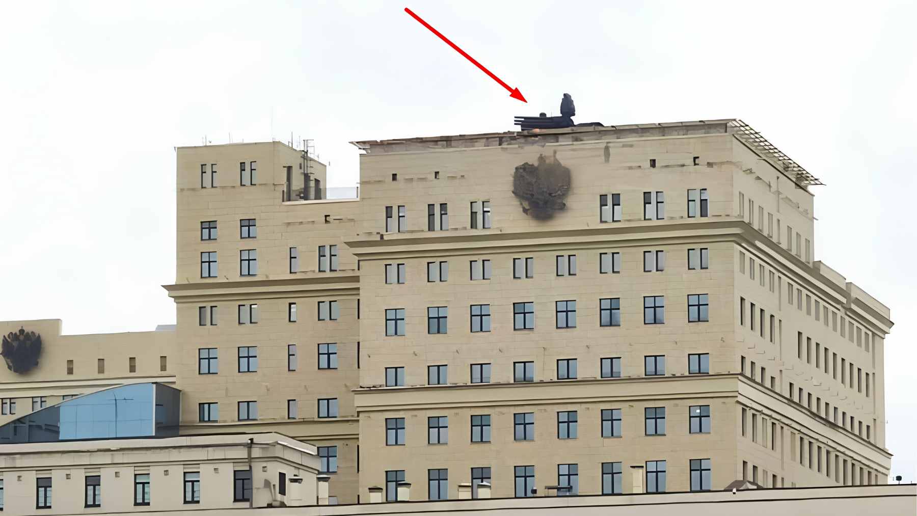 A Russian military helicopter installing a Pantsir-SMD-E air defense system on the roof of the Nordstar Tower in Moscow.