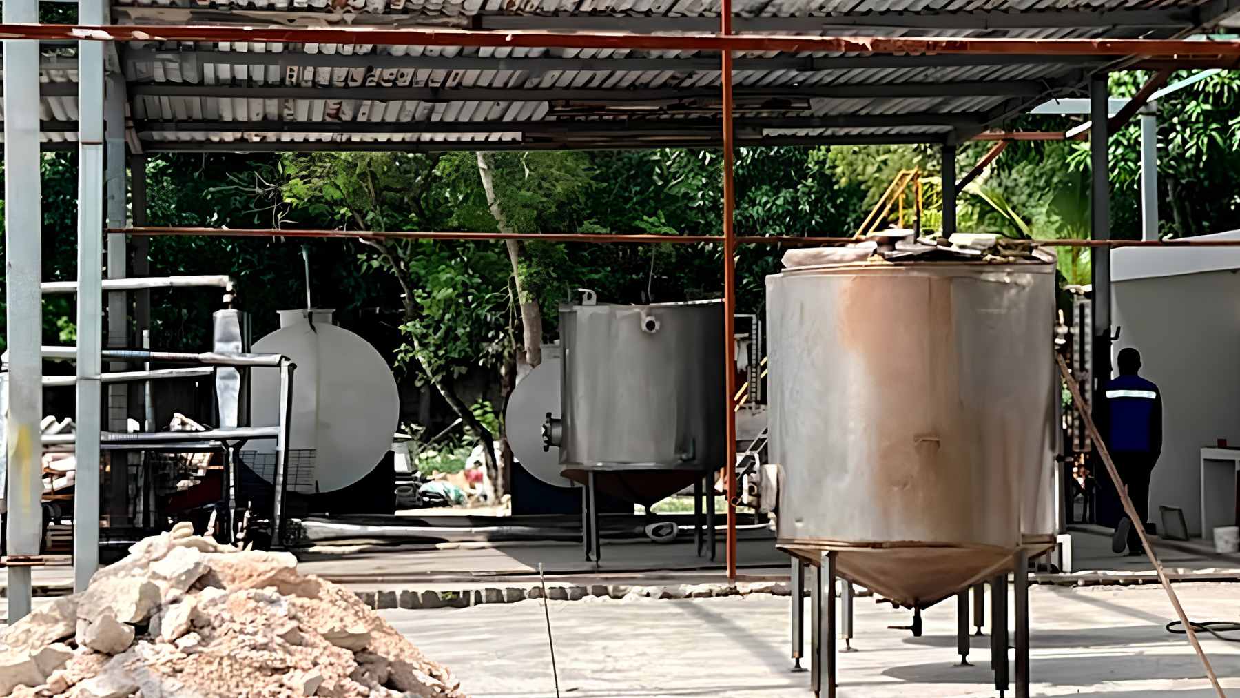 Mexico’s Petgas turns plastic waste into fuel, but the real question is whether this is recycling or another way to burn carbon 1 A Petgas processing facility in Mexico, demonstrating the machinery used for the pyrolysis of non-recyclable plastic waste into fuel.
