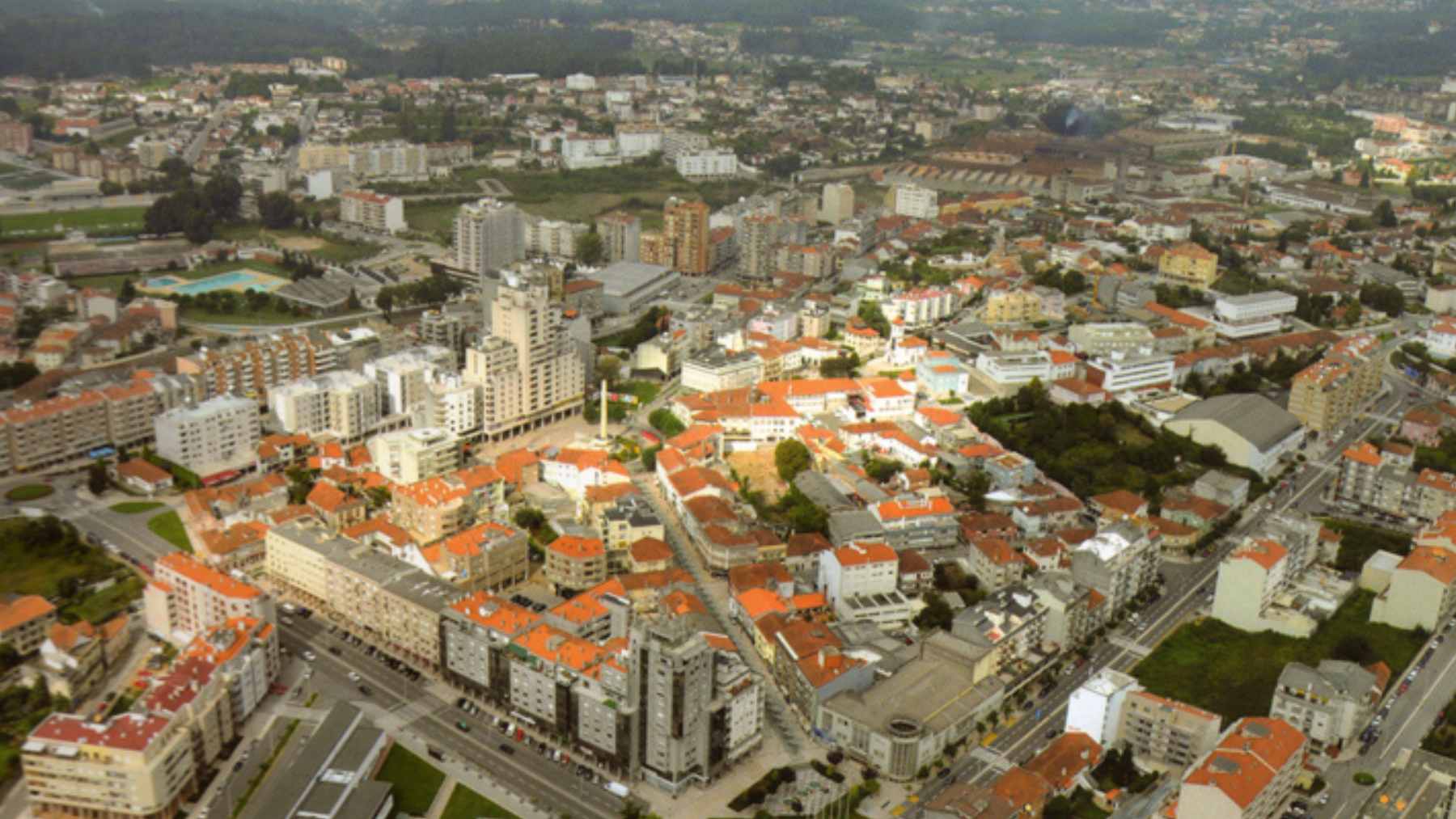 The Portuguese city that is testing the use of drones to deliver ibuprofen, band-aids, and sunscreen at no extra cost—and that promises to eliminate hundreds of car trips a year with a simple buzz in the sky 1 A small, specialized delivery drone navigating over an urban business park to drop off pharmaceutical supplies.