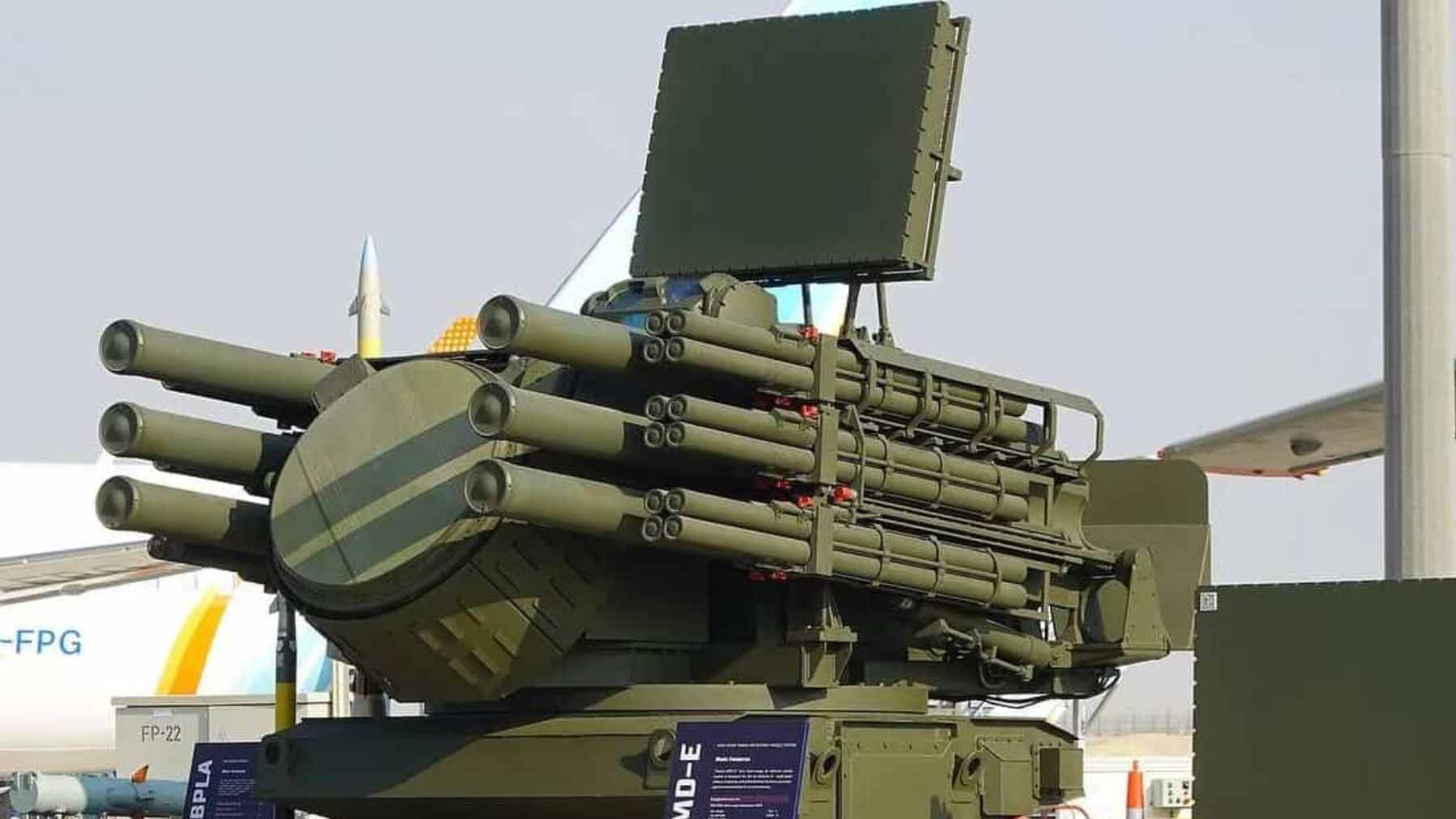 A Russian Mi-26 helicopter airlifting a Pantsir-SMD-E air defense system onto a high-rise building in Moscow.