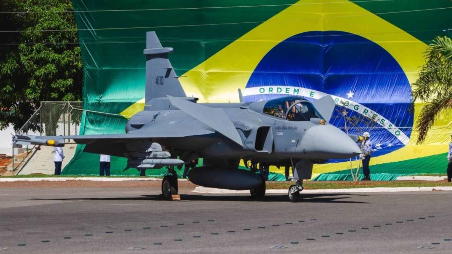 Brazil’s Gripen bet is growing again, and Saab’s fighter could become the aircraft that keeps Sweden inside Latin America’s airpower race 1 The two-seat Saab Gripen F fighter jet being unveiled during its official rollout ceremony in Linköping, Sweden.