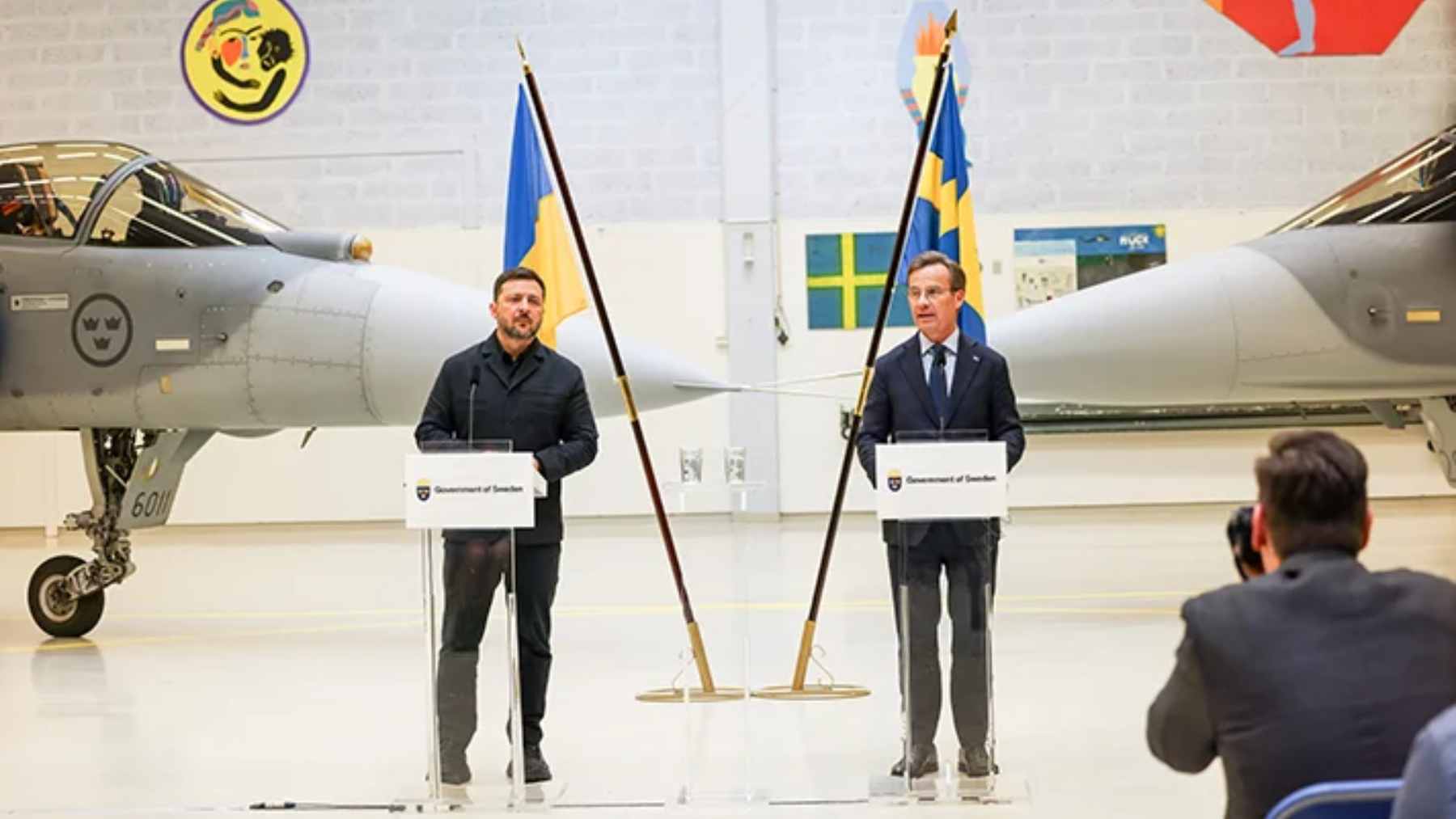 Sweden is sending Ukraine 16 Gripen jets with 200-km missiles, and Russia’s air-defense map may have to adjust 1 A Swedish JAS 39 Gripen fighter jet performing a short-field takeoff, highlighting its capability for dispersed operations.