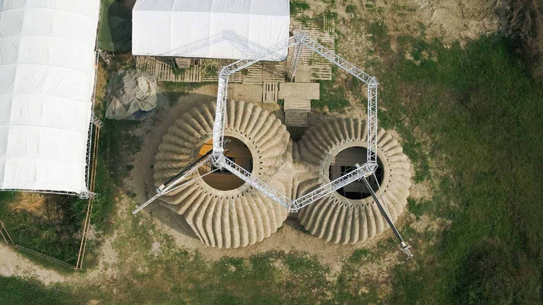Italian architects printed a 60 m² house with local mud in 200 hours, and the result challenges bricks, concrete, and construction waste 1 The TECLA 3D-printed earthen house in Italy, featuring its unique rounded, dome-like structure made from raw soil.