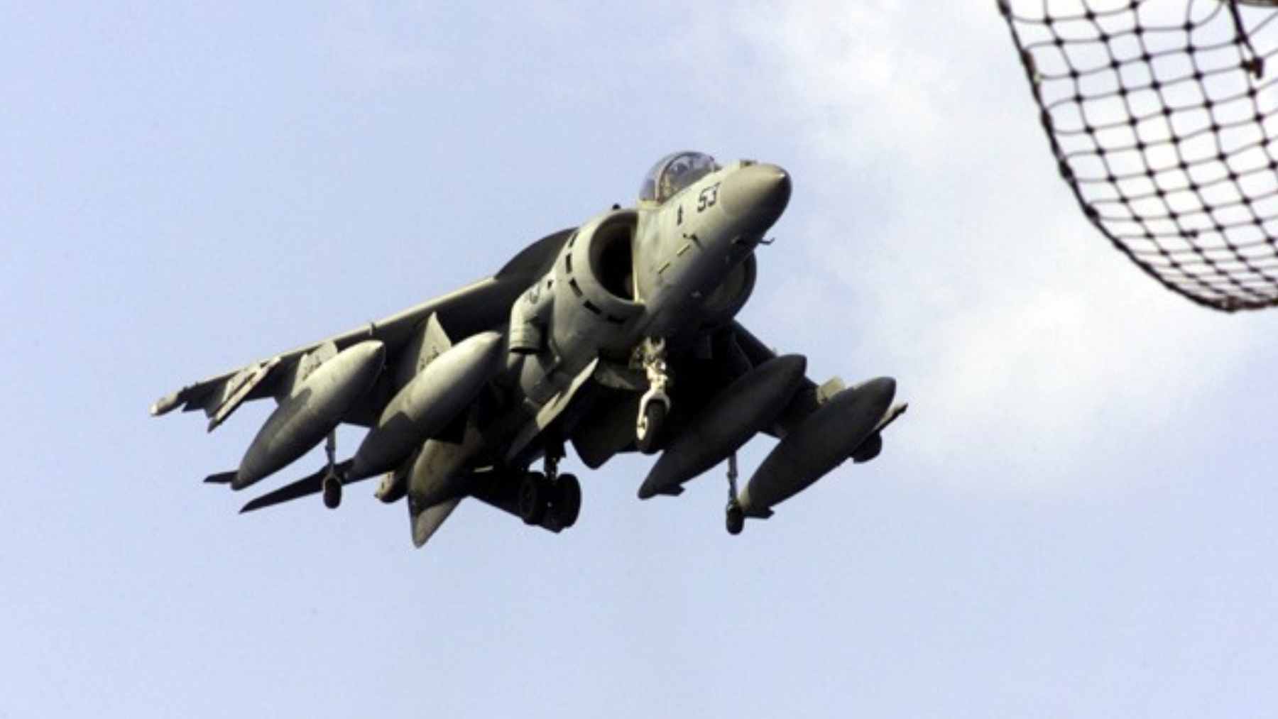Goodbye to the Harrier: the US Navy retires its vertical-takeoff fighter, and a whole era of close airpower closes with it 1 A US Marine Corps AV-8B Harrier II performing its signature vertical landing during a retirement ceremony at Cherry Point.