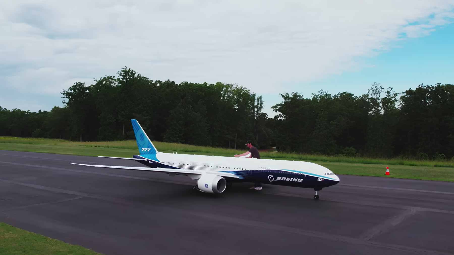 The world’s largest RC Boeing 777-9X weighs 630 lbs., and its takeoff makes model aviation look like real aerospace testing 1 Filmmaker Tyler Perry piloting the 630-pound Ramy RC Boeing 777-9X scale model during its maiden flight.