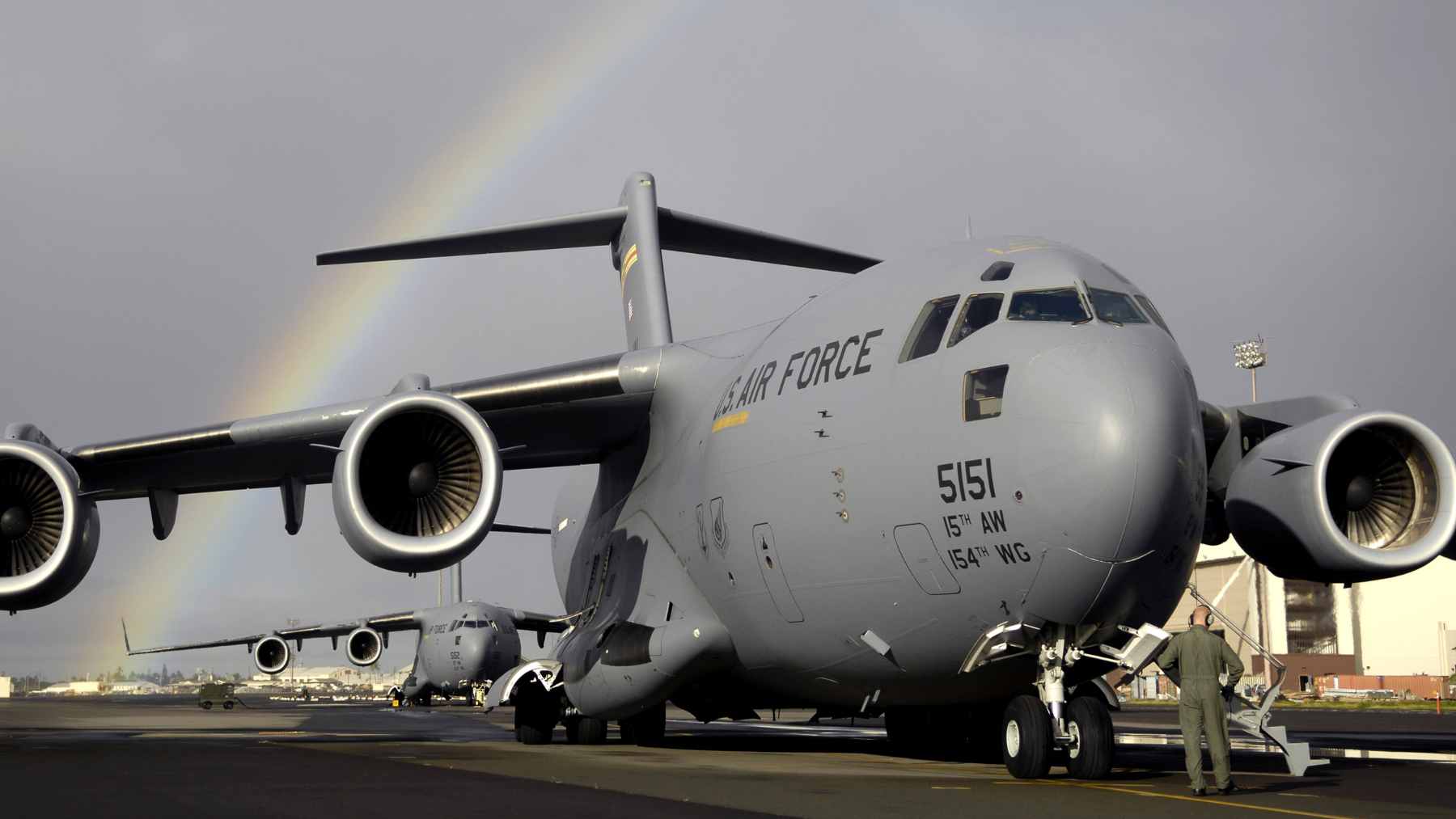 The C-17 Globemaster can land on a tiny runway thanks to a system no other transport uses, and it comes at a price 1 A Boeing C-17 Globemaster III performing a low-altitude landing with its externally blown flaps and engine exhaust streams clearly visible.