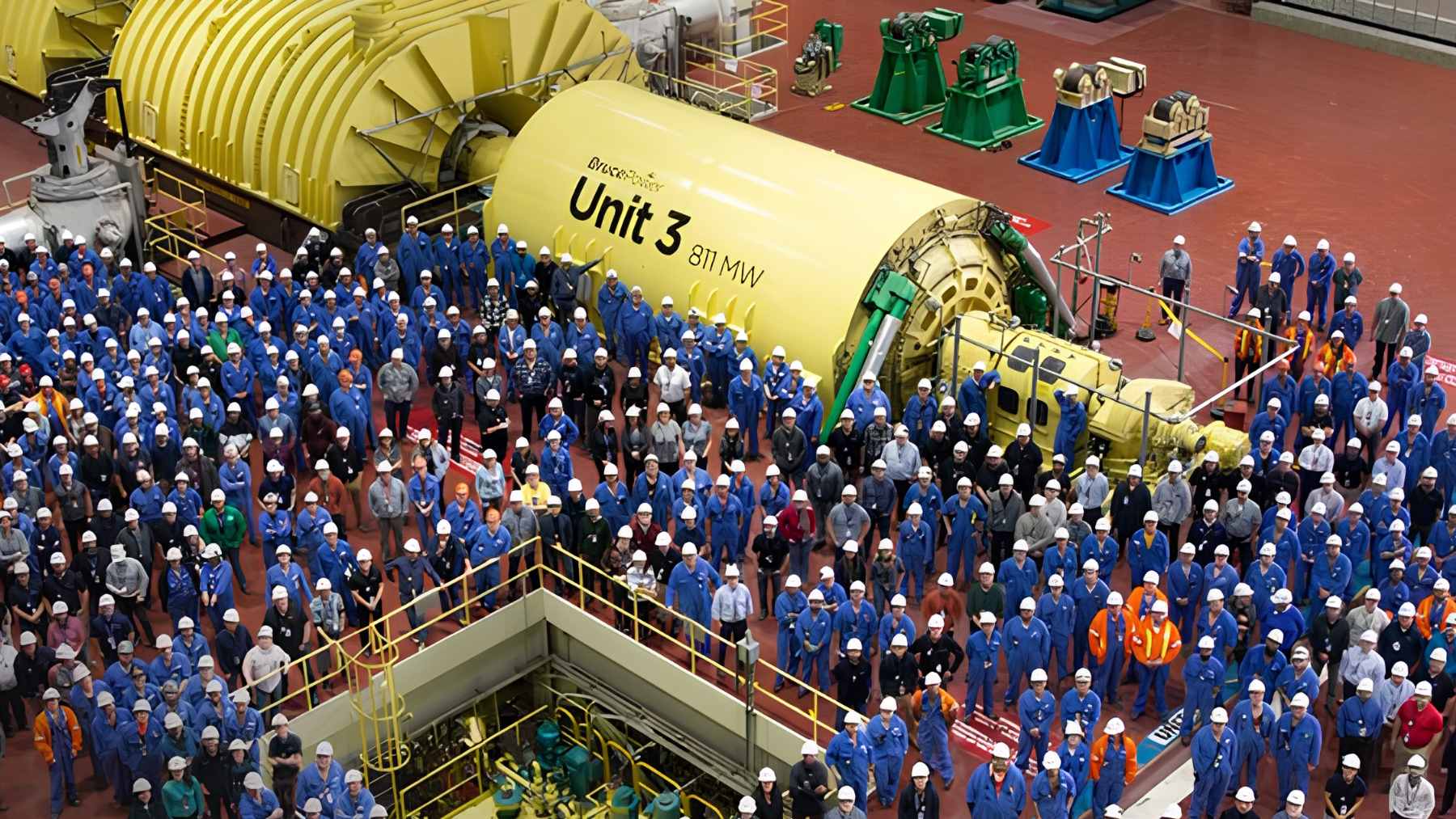 Canada cut a hole in a live nuclear reactor, pulled out eight 110-ton steam generators, and reopened it months early 1 A massive 110-ton steam generator being lifted by a crane through the roof of the Bruce Power nuclear generating station during the Unit 3 refurbishment.