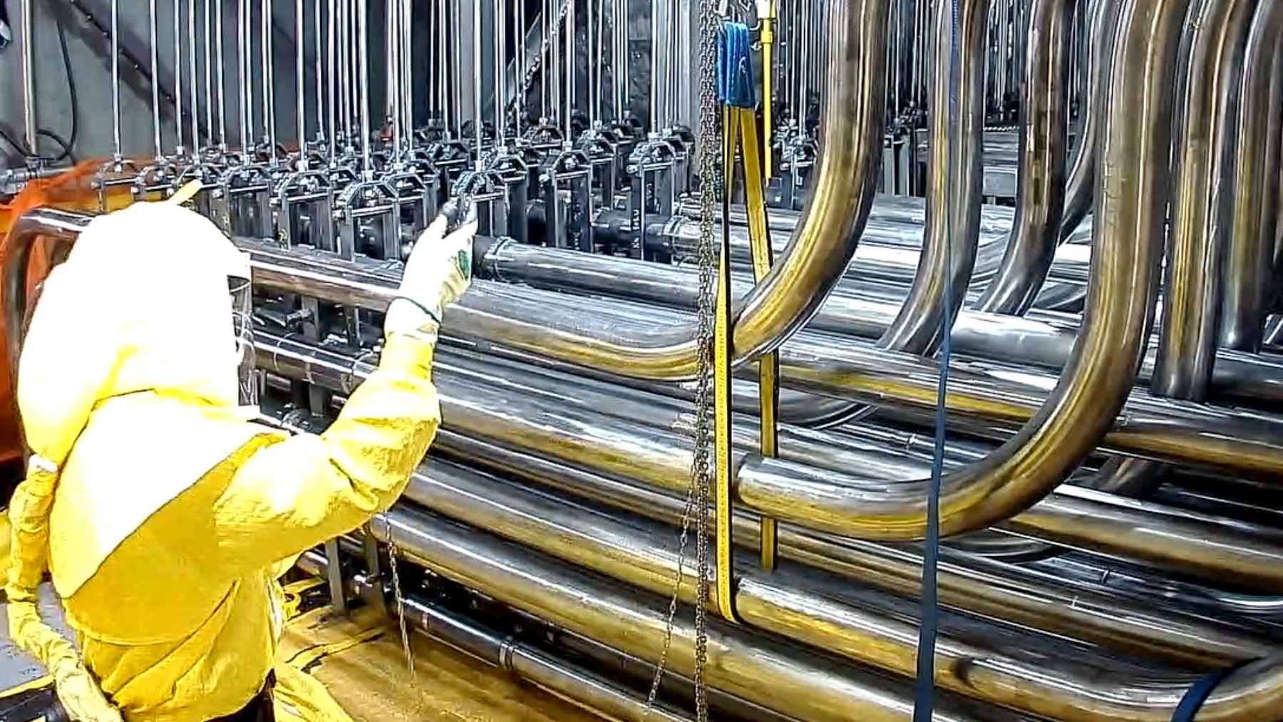 Canada cut a hole in a live nuclear reactor, pulled out eight 110-ton steam generators, and reopened it months early 2 A massive crane lifting a 110-ton steam generator from the roof of the Bruce Power nuclear generating station during the Unit 3 refurbishment project.