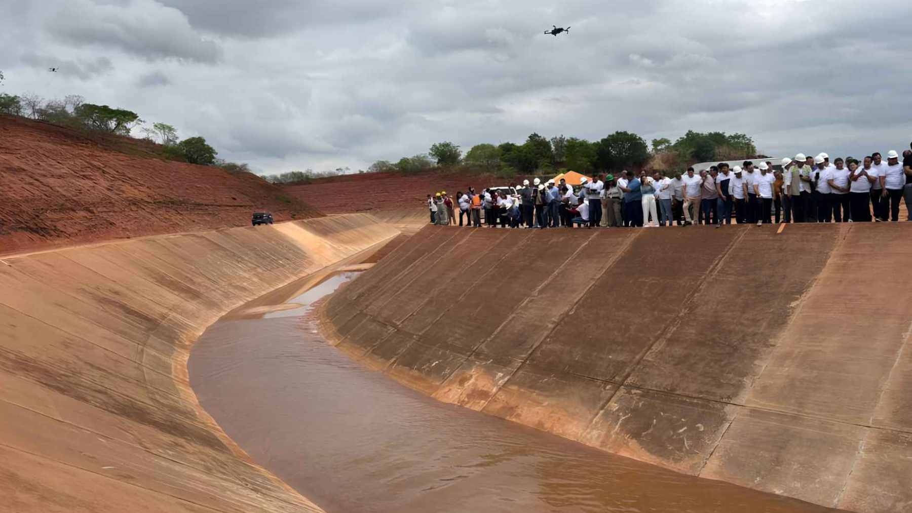 Scientists are stunned: engineers built a 145 km artificial river to carry water to one of the region's driest zones 1 An aerial view of the Water Belt of Ceará, showcasing the vast concrete channels and hydraulic infrastructure of the 90-mile artificial river.