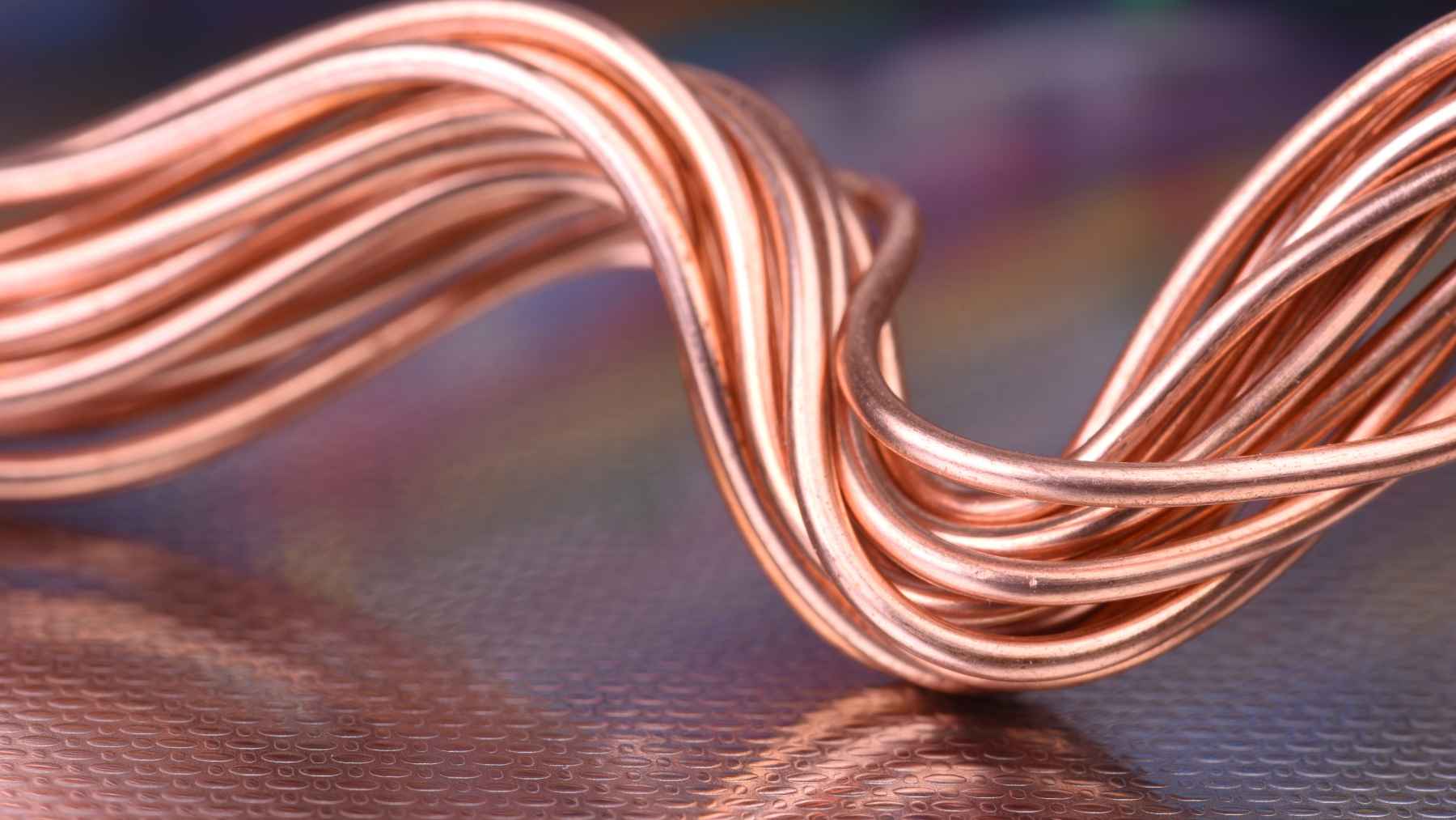 It is no longer gold, but copper: why AI and electric cars are triggering a global rush 1 Piles of refined copper wiring and metal materials stacked in a global industrial supply chain warehouse.