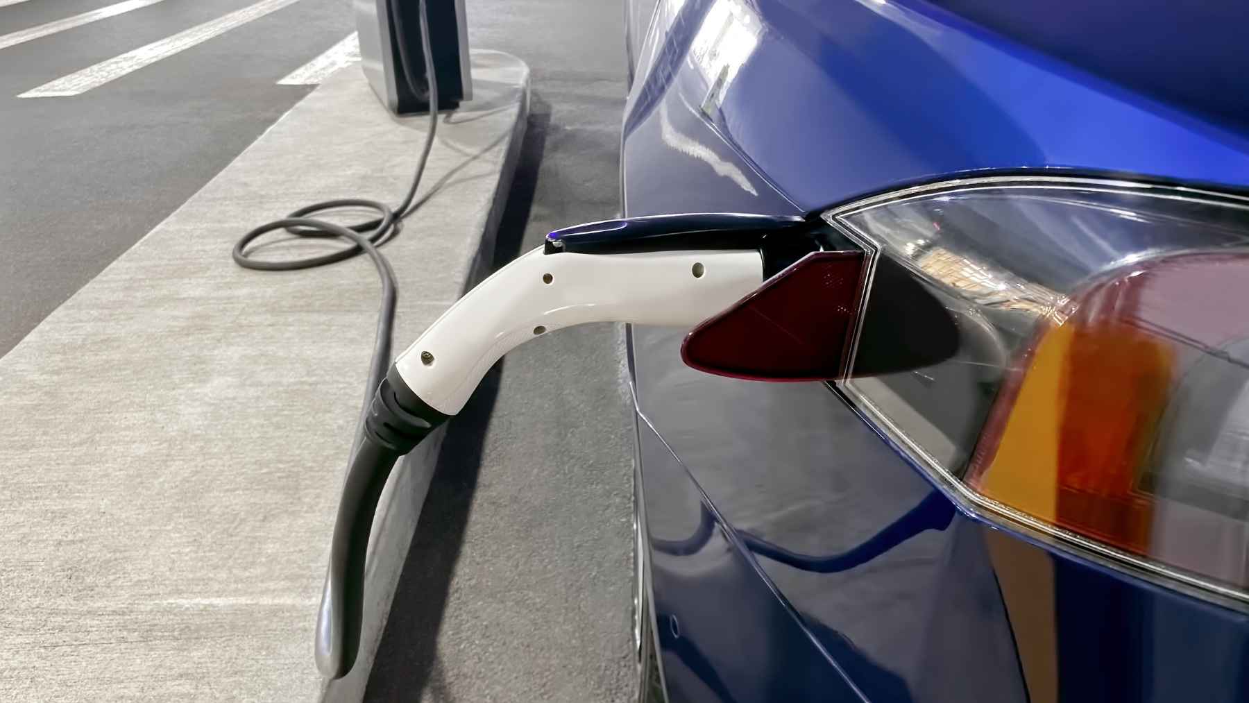 It is no longer gold, but copper: why AI and electric cars are triggering a global rush 2 A pile of refined copper wires and industrial metal representing the surging global demand for copper driven by AI data centers and electric vehicles.