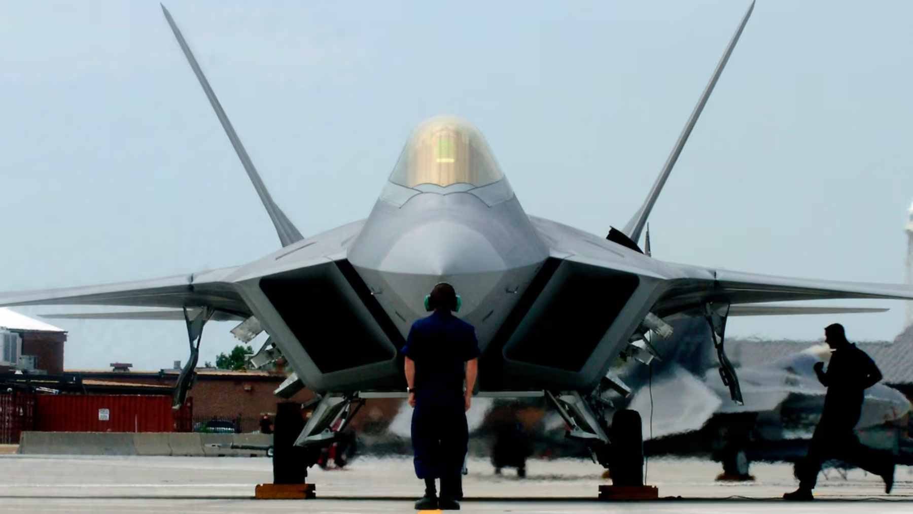 He flew the F-18, F-16, F-22, and F-35, and says just one of them has no real equal 2 A side-by-side view of an F-22 Raptor and an F-35 Lightning II on the flight line, illustrating the different technological philosophies of modern stealth fighters.