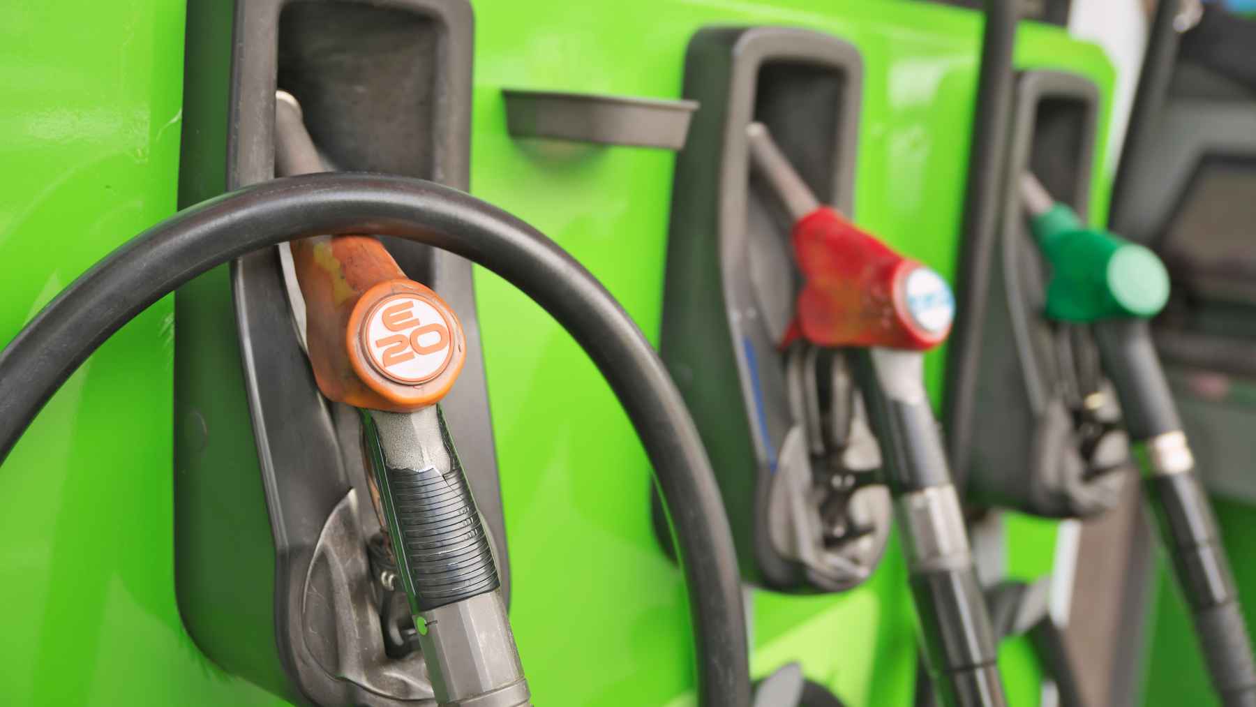 A vehicle being fueled at a petrol station in India, highlighting the nationwide transition to E20 ethanol-blended fuel.