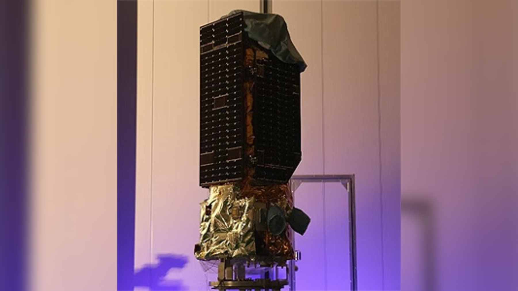 Iran bought a Chinese satellite at 500 km that can spot objects two meters wide, and the West is uneasy 2 Illustration of the Chinese-built TEE-01B Earth observation satellite orbiting above the Earth.