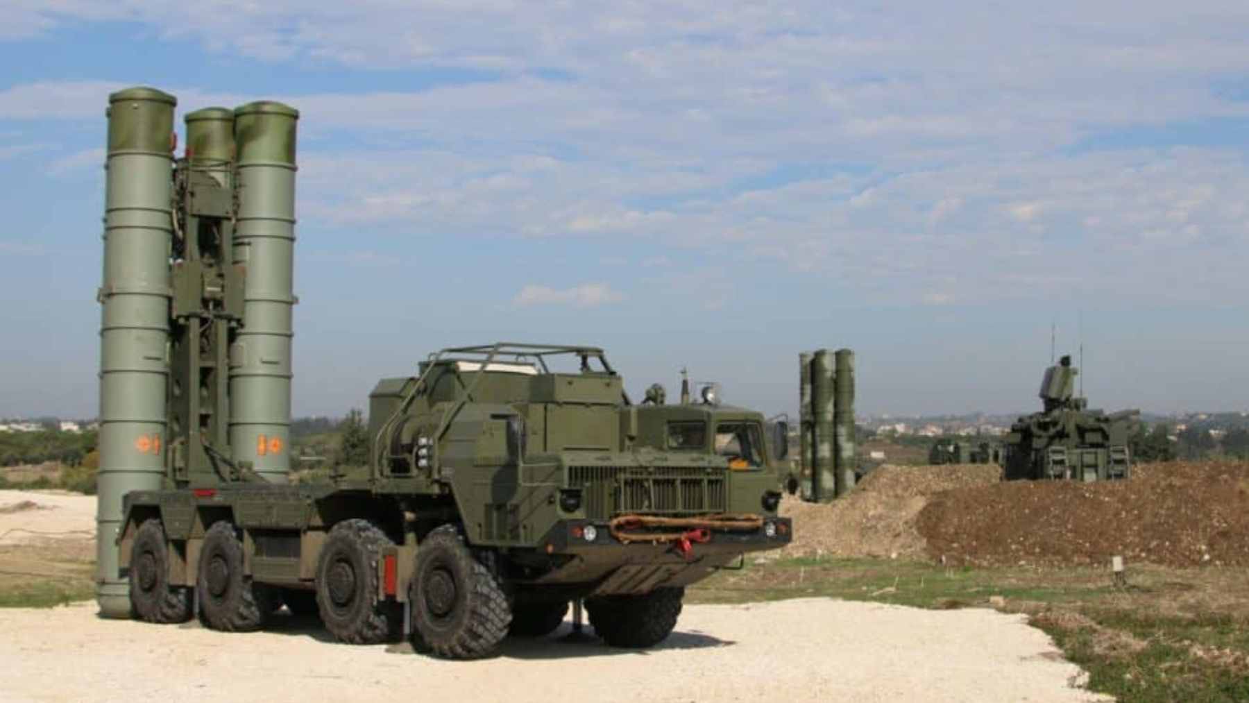 Zelensky says Russia is turning Moscow into a fortress with S-400, S-500 and Pantsir, and stripping its own regions bare 1 Russian S-400 and S-500 air defense launchers positioned for the protection of key government infrastructure near Moscow.