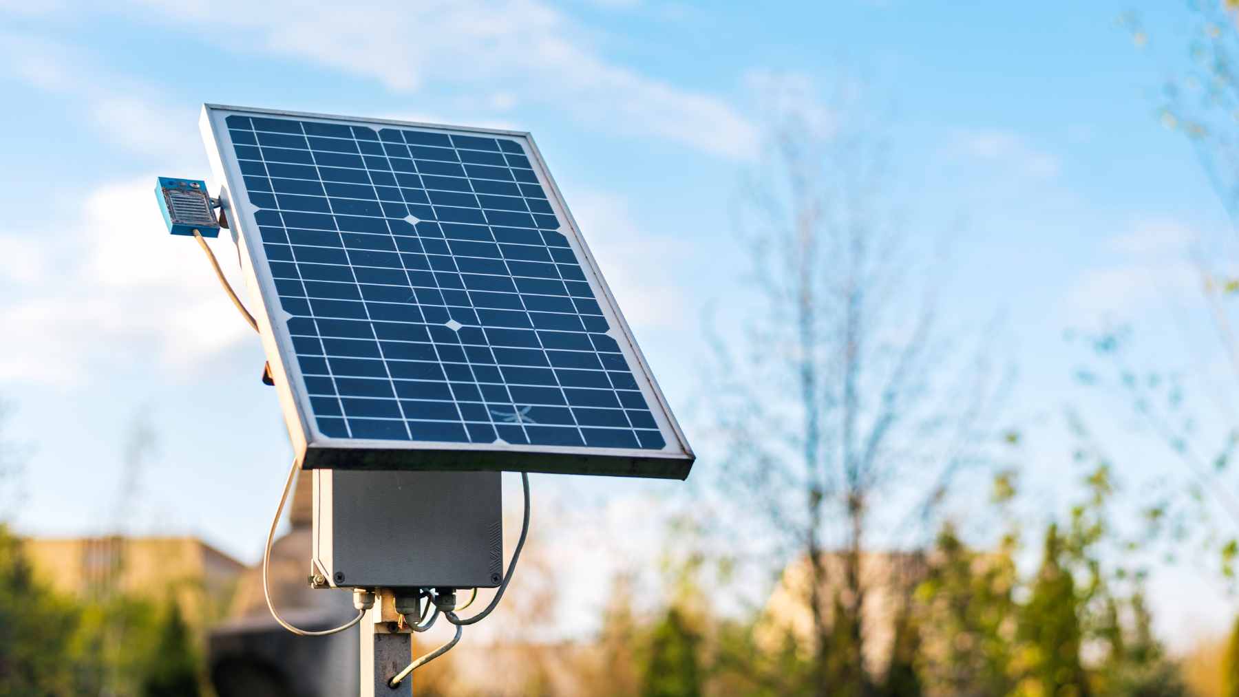 The Philippines has become the world's largest buyer of solar panels since the start of the conflict involving Iran, and the reason is not just the climate, but also fear of the next bill 1 Rows of residential rooftop solar panels installed in a dense urban neighborhood in the Philippines to combat rising utility costs.