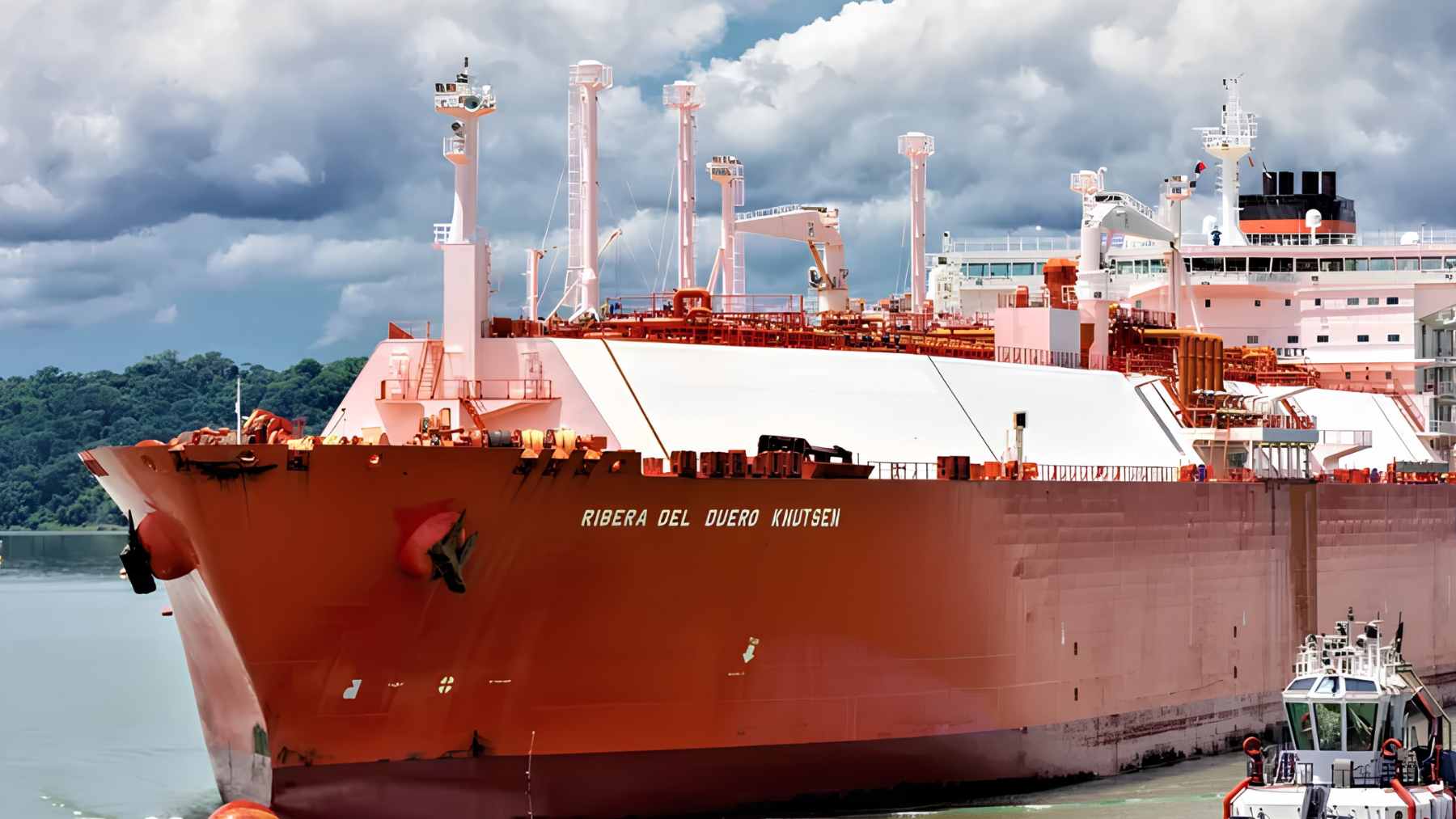 The ICE-1A certified LNG carrier Ribera del Duero Knutsen docked at the Świnoujście gas terminal in Poland.