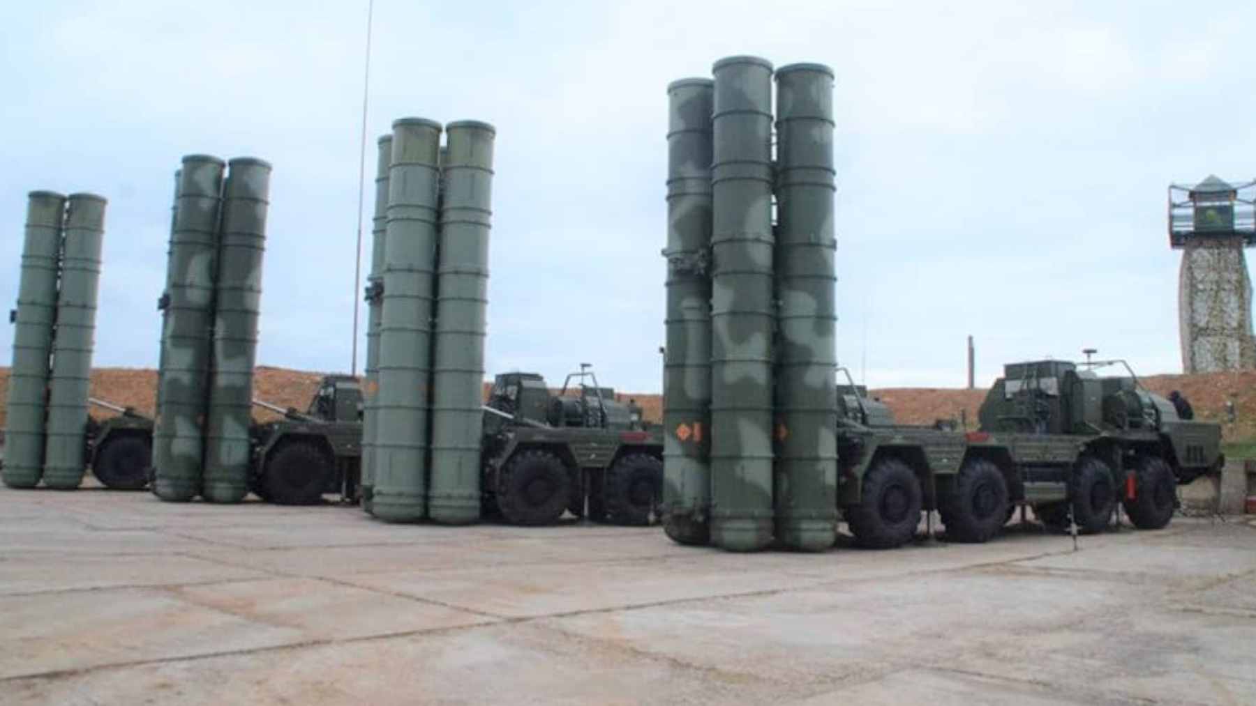 Zelensky says Russia is turning Moscow into a fortress with S-400, S-500 and Pantsir, and stripping its own regions bare 2 A Russian S-400 Triumf missile system launcher set up during a military exercise, symbolizing the air defense assets being mobilized for the protection of Moscow.