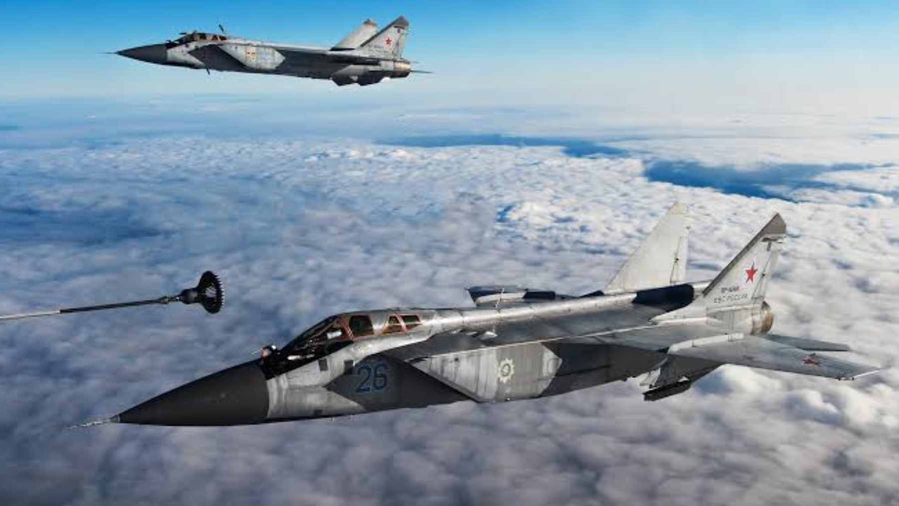 Russia sent Tu-160 strategic bombers escorted by MiG-31s on Arctic patrols, and the message behind the route the Aerospace Forces chose is unmistakable 2 A Russian Tu-160 strategic bomber flying over the Arctic, accompanied by fighter escorts during a long-range mission.