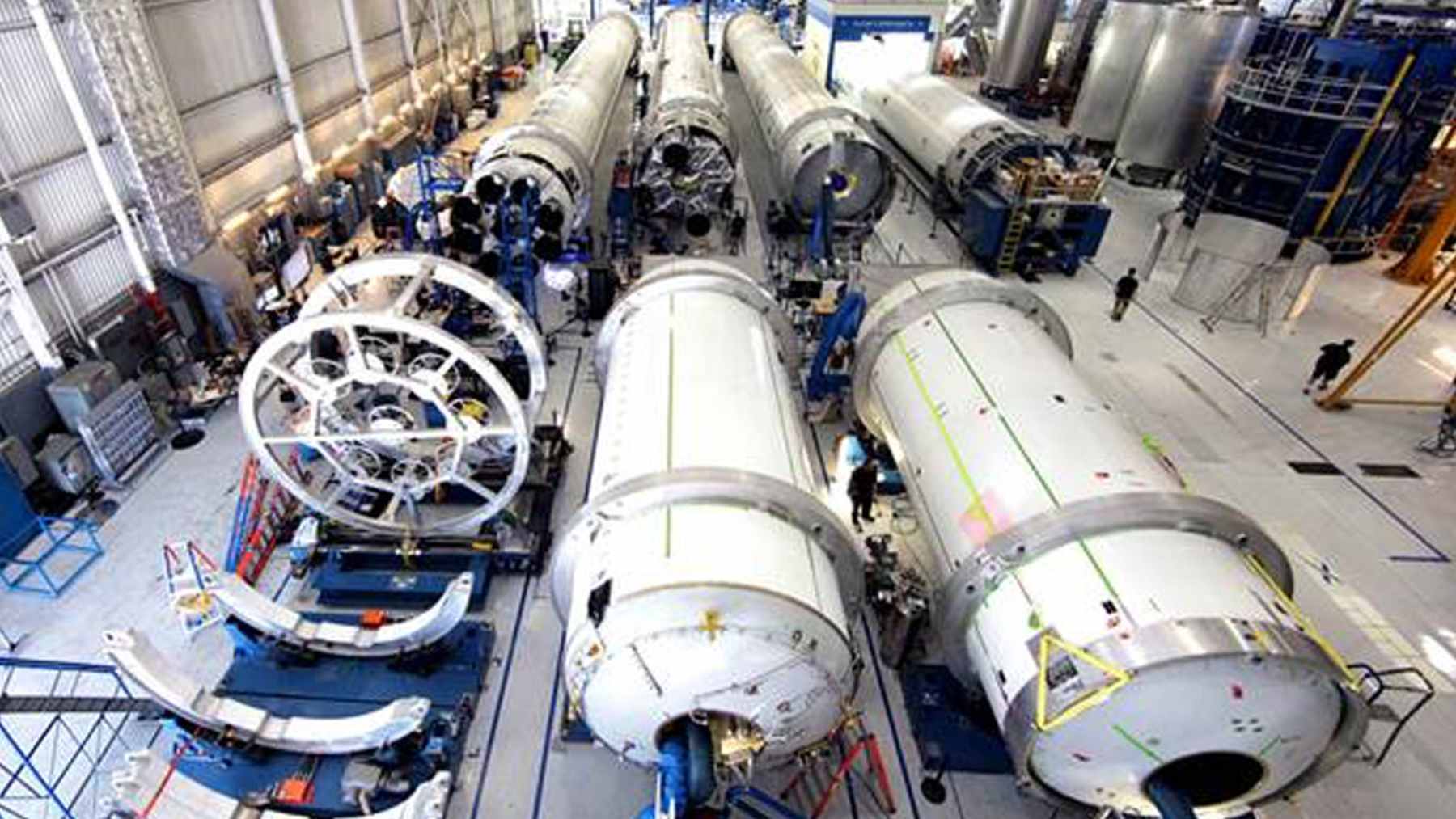 Elon Musk's rockets aren't enough anymore: SpaceX is building a 13-kilometer pipeline in Texas to fuel Starbase 1 Construction machinery and surveying equipment at the site of the Starpipe natural gas transmission line near SpaceX Starbase.