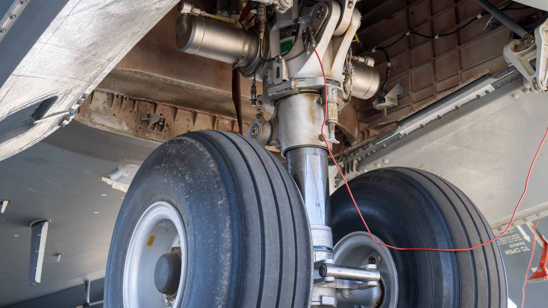 Spain built an airplane landing gear that stores energy like a battery, and the reason isn't speed, it's weight 1 A high-tech carbon-fiber aircraft landing gear component designed to act as a structural battery.