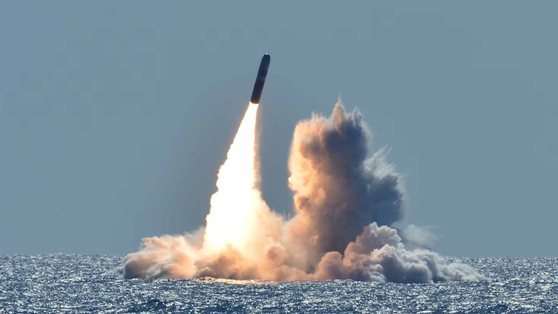 A submarine fires a ballistic missile from deep underwater and the weapon never gets wet: the hidden trick that makes it possible 1 A Trident II D5 ballistic missile emerging from the water during a controlled test launch from a U.S. Navy submarine.