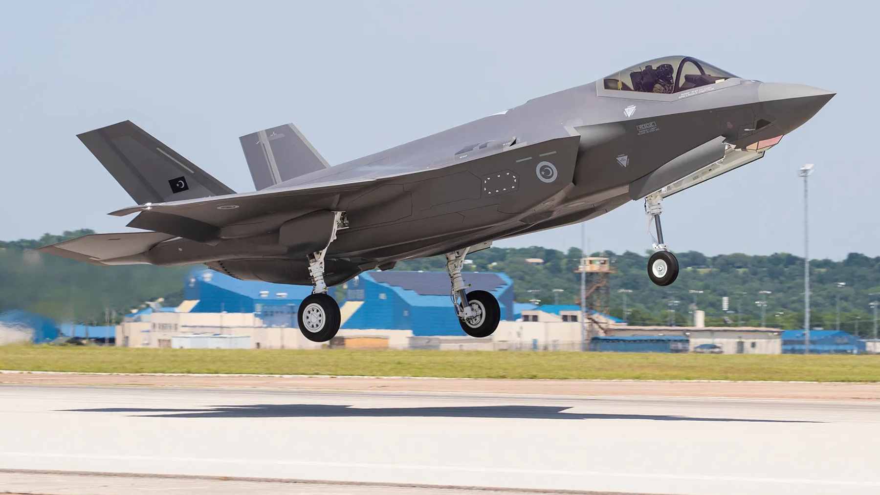 A rumored arms deal would trade Russian S-400 systems for F-35 fighters, but the real problem isn't the price 1 An F-35 Lightning II stealth fighter jet in flight, highlighting the advanced technology at the center of ongoing U.S. and Turkish defense discussions.