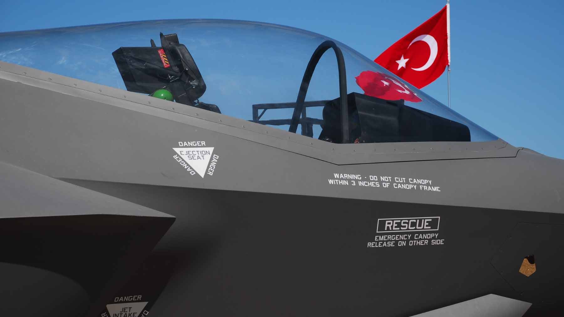 An F-35 Lightning II stealth fighter jet in flight, highlighting the advanced technology at the center of ongoing U.S. and Turkish defense discussions.