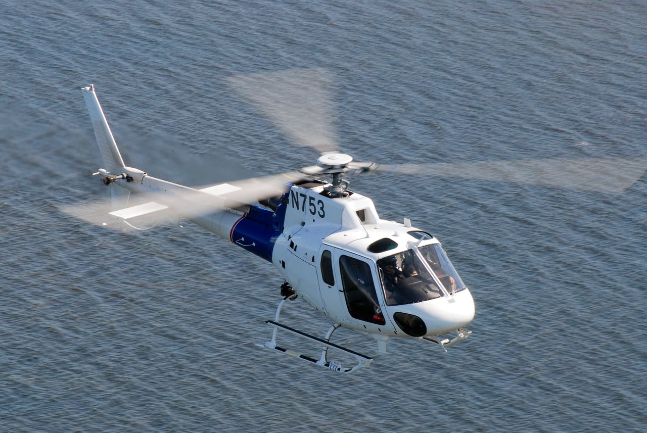 US Customs keeps turning to Airbus H125 Ecureuil helicopters: the border workhorse hiding in plain sight 1 An Airbus H125 helicopter flying over a desert landscape during law enforcement and border surveillance operations.