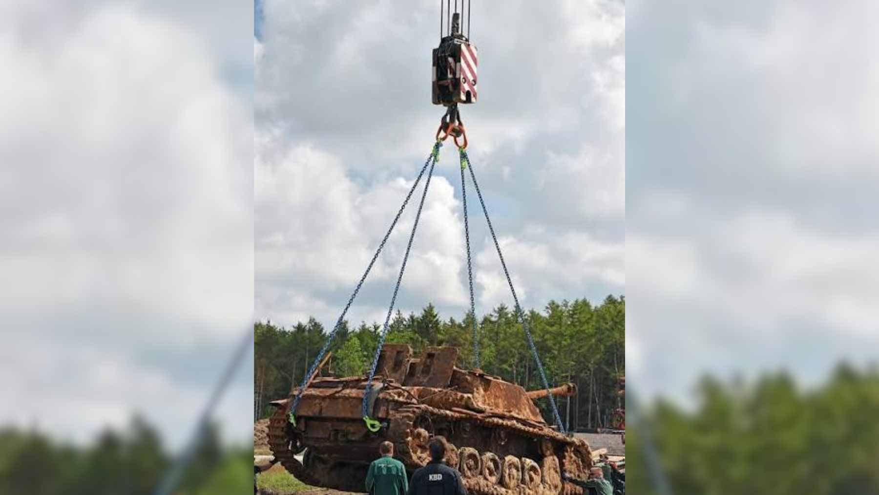 Workers digging at a German naval airfield uncovered a nearly intact WWII assault gun: the buried Sturmgeschütz III shocked everyone 2 A nearly intact WWII Sturmgeschütz III (StuG III) assault gun being excavated from sandy soil at the Nordholz naval air base in Germany.