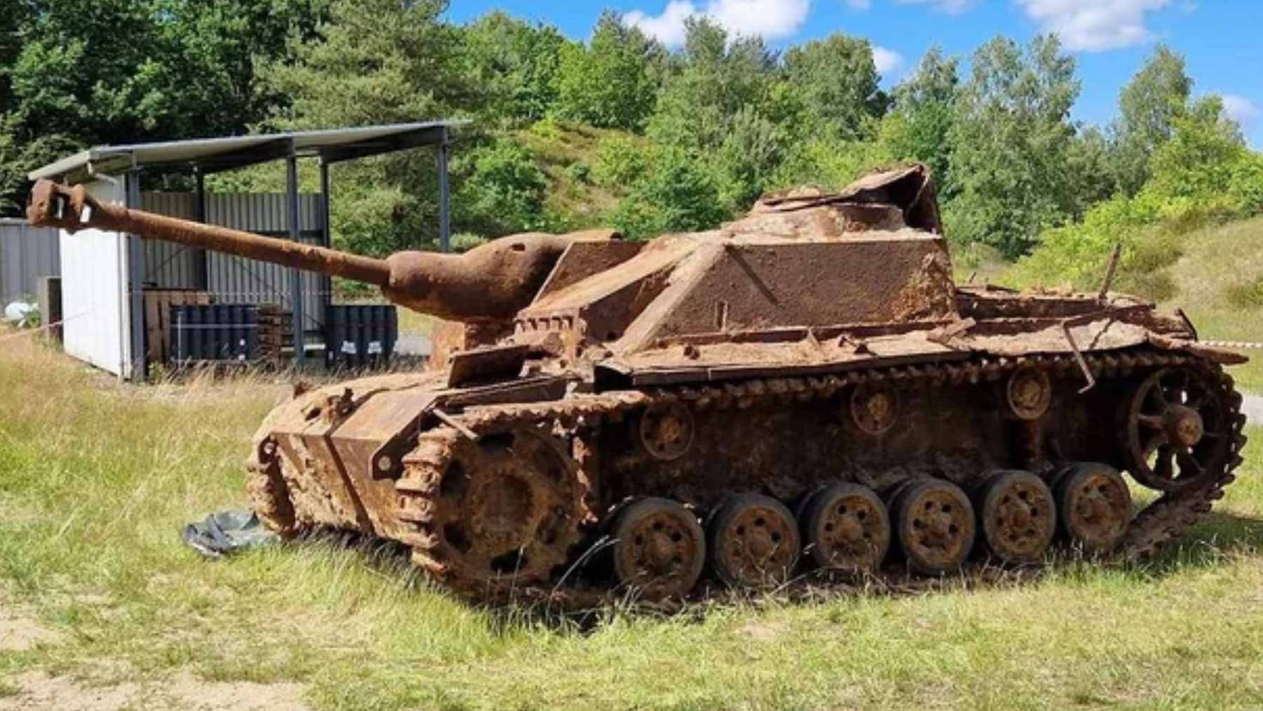 Workers digging at a German naval airfield uncovered a nearly intact WWII assault gun: the buried Sturmgeschütz III shocked everyone 1 A nearly intact WWII StuG III assault gun being unearthed by workers at the Nordholz naval air base in Germany.