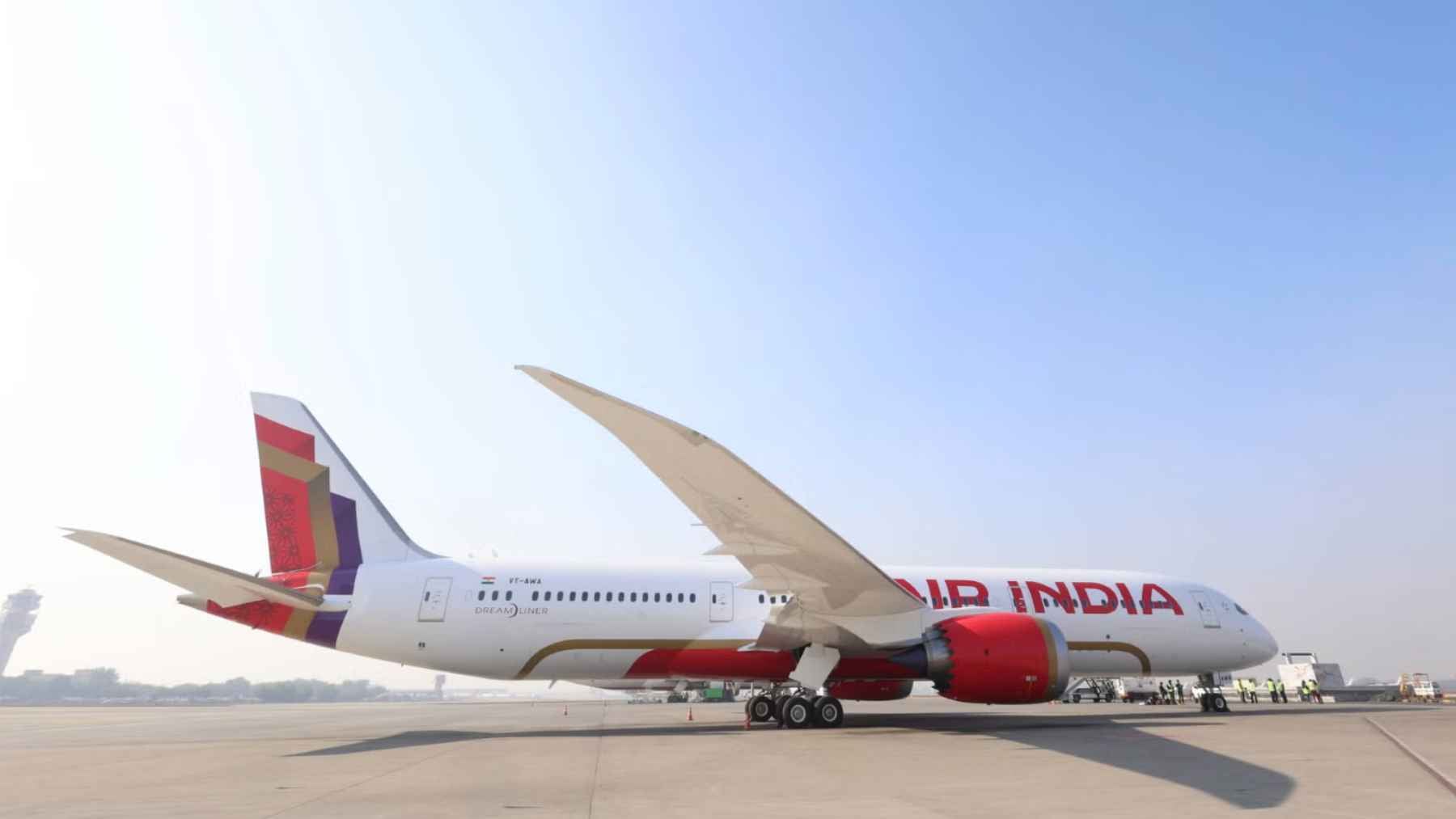 A commercial Boeing 787 aircraft on the tarmac, representing aviation safety investigations and fuel control switch testing.