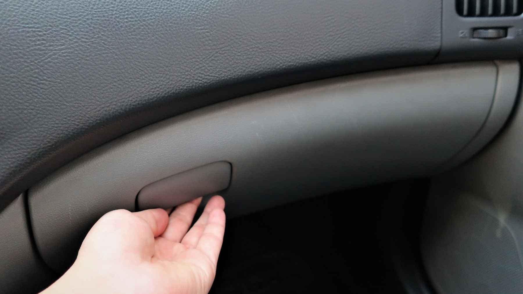 Andrea, the youngest trucker in Spain: what I keep in the glovebox says more about this job than 2 Andrea García Cano, a 22-year-old professional truck driver in Spain, sitting in the cab of her heavy articulated vehicle.