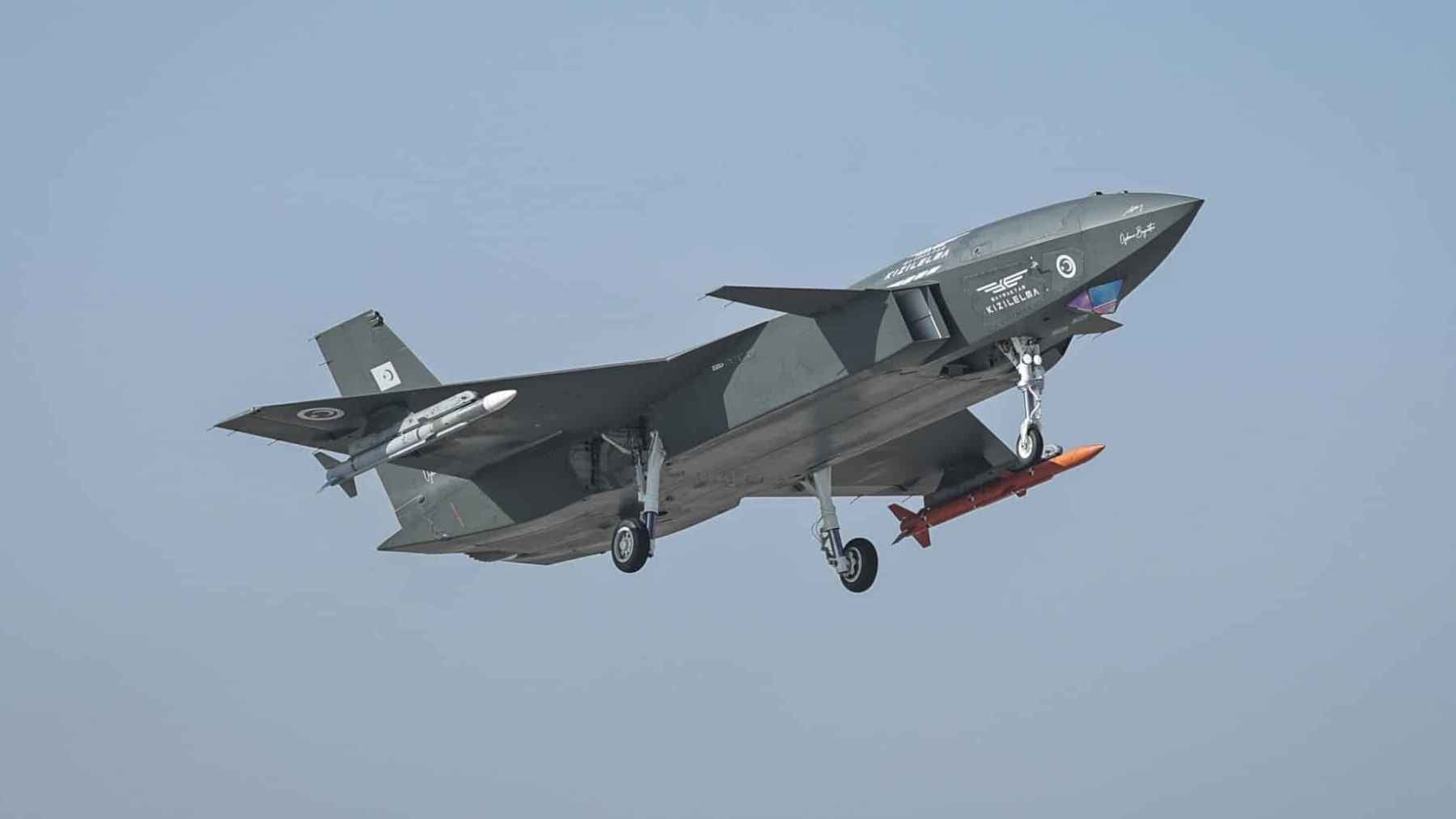A Turkish war drone hit a target 120 kilometers away with a supersonic missile, and it costs a fraction of a jet 2 The Bayraktar KIZILELMA unmanned combat aircraft in flight, representing advanced drone technology and supersonic missile testing.