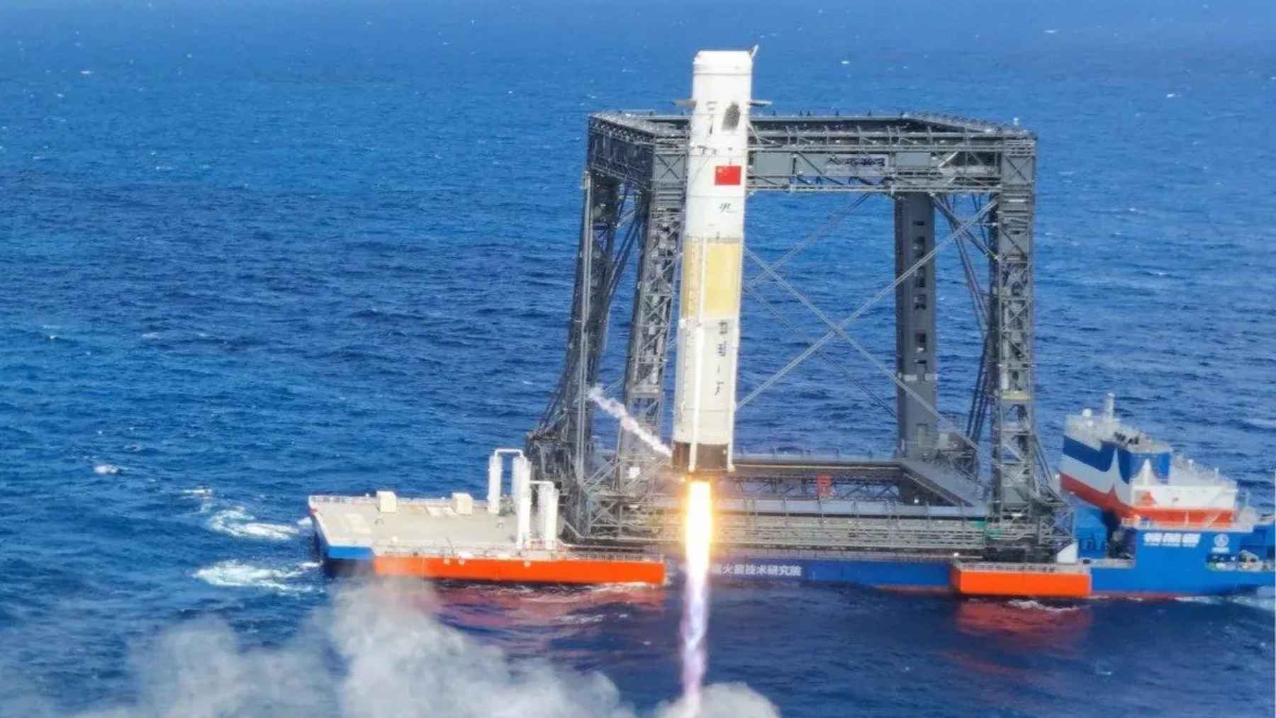China's reusable rocket did not land on legs: a ship caught the falling booster in a giant net, a club only SpaceX had entered 2 A rocket booster descending toward a sea-based recovery ship equipped with a giant flexible net, representing China's Long March 10B recovery.